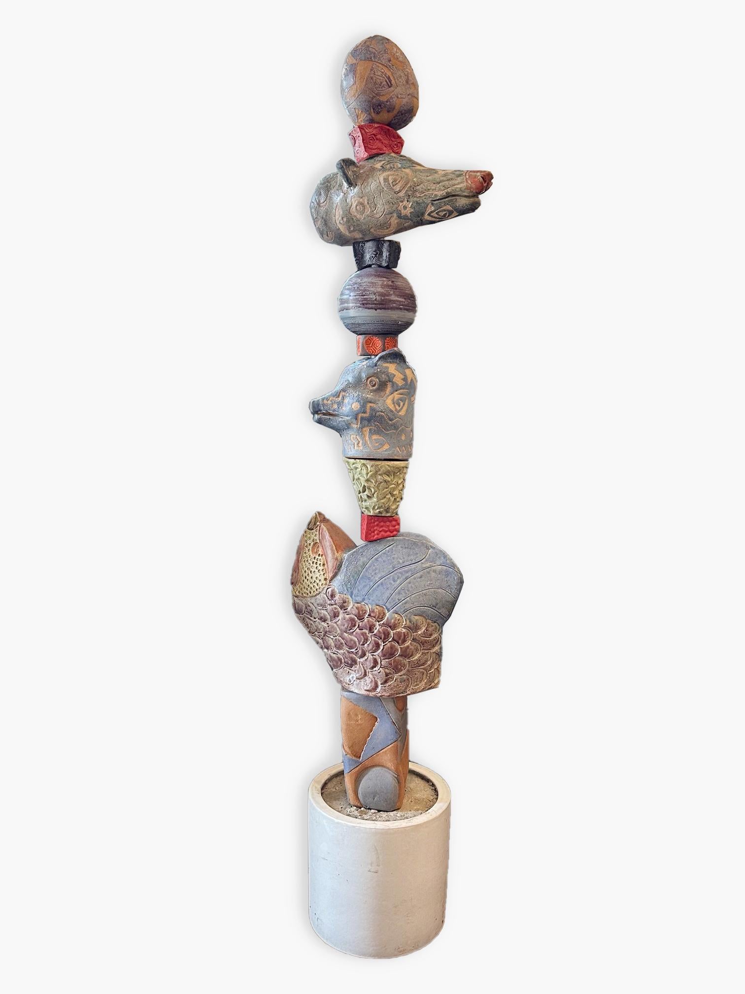 Mittelgroßes Tier-Totem - glasierte Keramik-Skulptur für den Garten oder den Innenbereich – Art von Marc Zimmerman