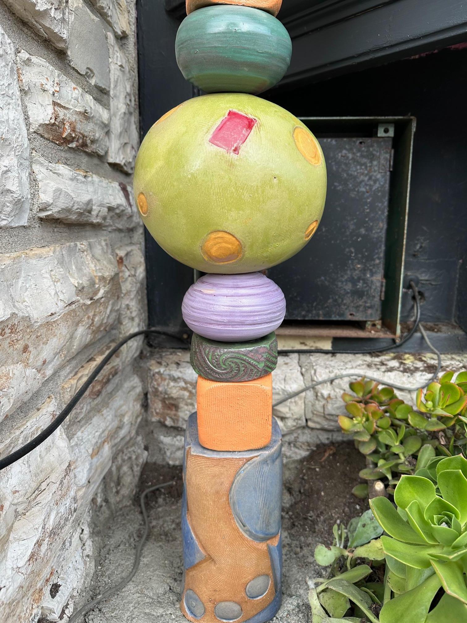 Tótem mediano de cerámica de colores en melocotón, azul lavanda y chartruce que da una sensación dulce y apacible a un jardín o espacio interior.
Nota: La base no está incluida. Te guiaremos a través de un sencillo proceso de instalación para su