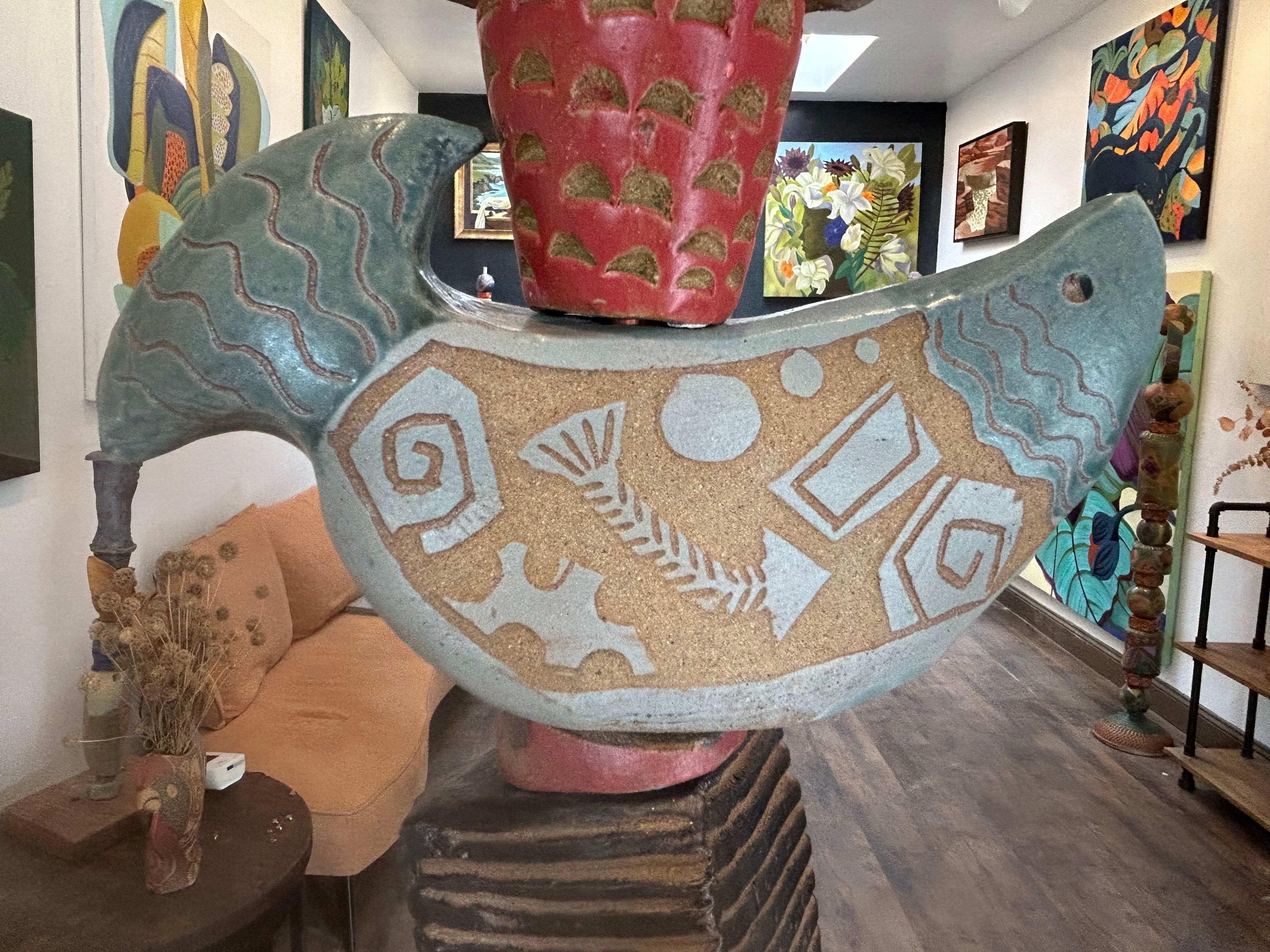 Un totem de bureau avec une juxtaposition amusante d'éléments divers, une diversité de couleurs et une nature ludique ! Une base en bois massif confère au totem une allure royale.