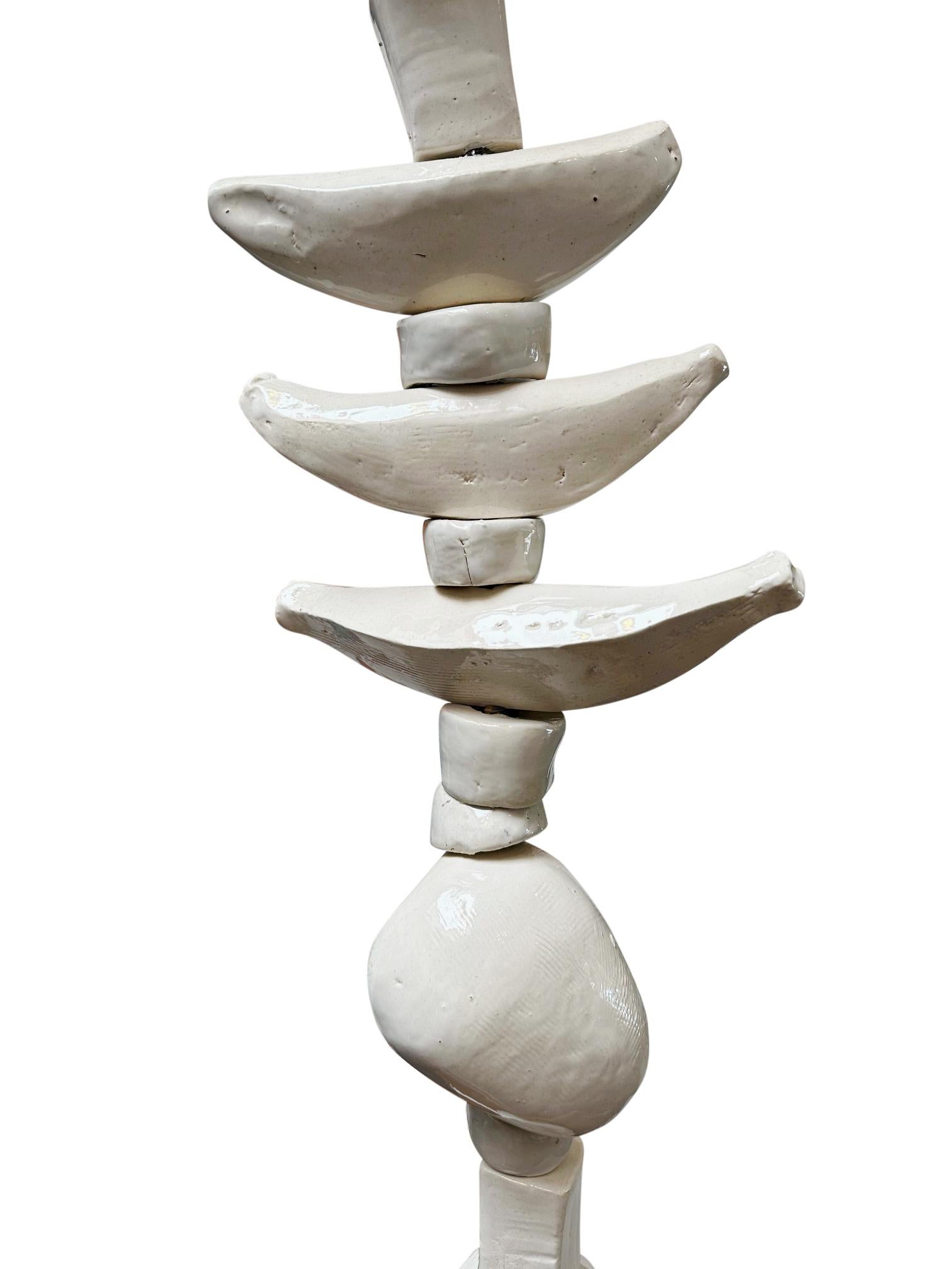 Escultura Tótem de Cerámica Plátano Blanco y Manzana Para Interior - Arte Contemporáneo - Still-Life Sculpture Marrón de Marc Zimmerman