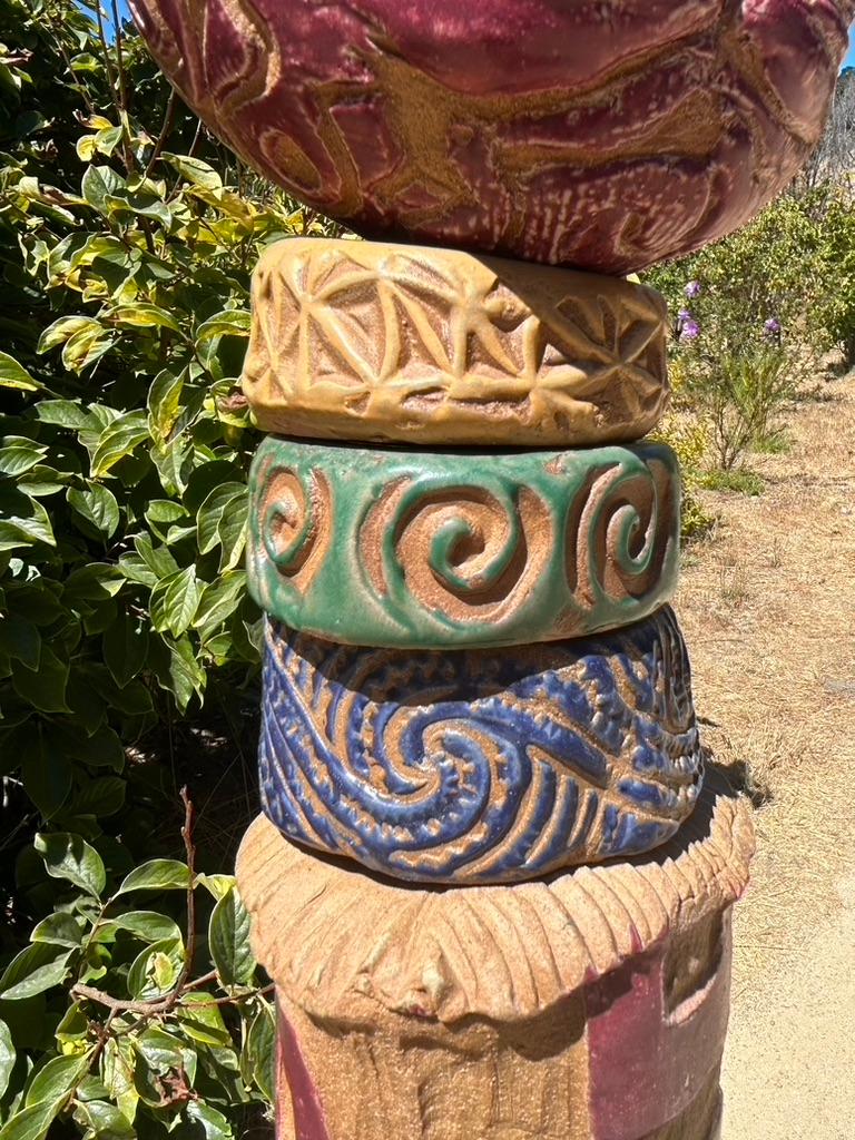 WOOF WOOF. scultura totem in ceramica