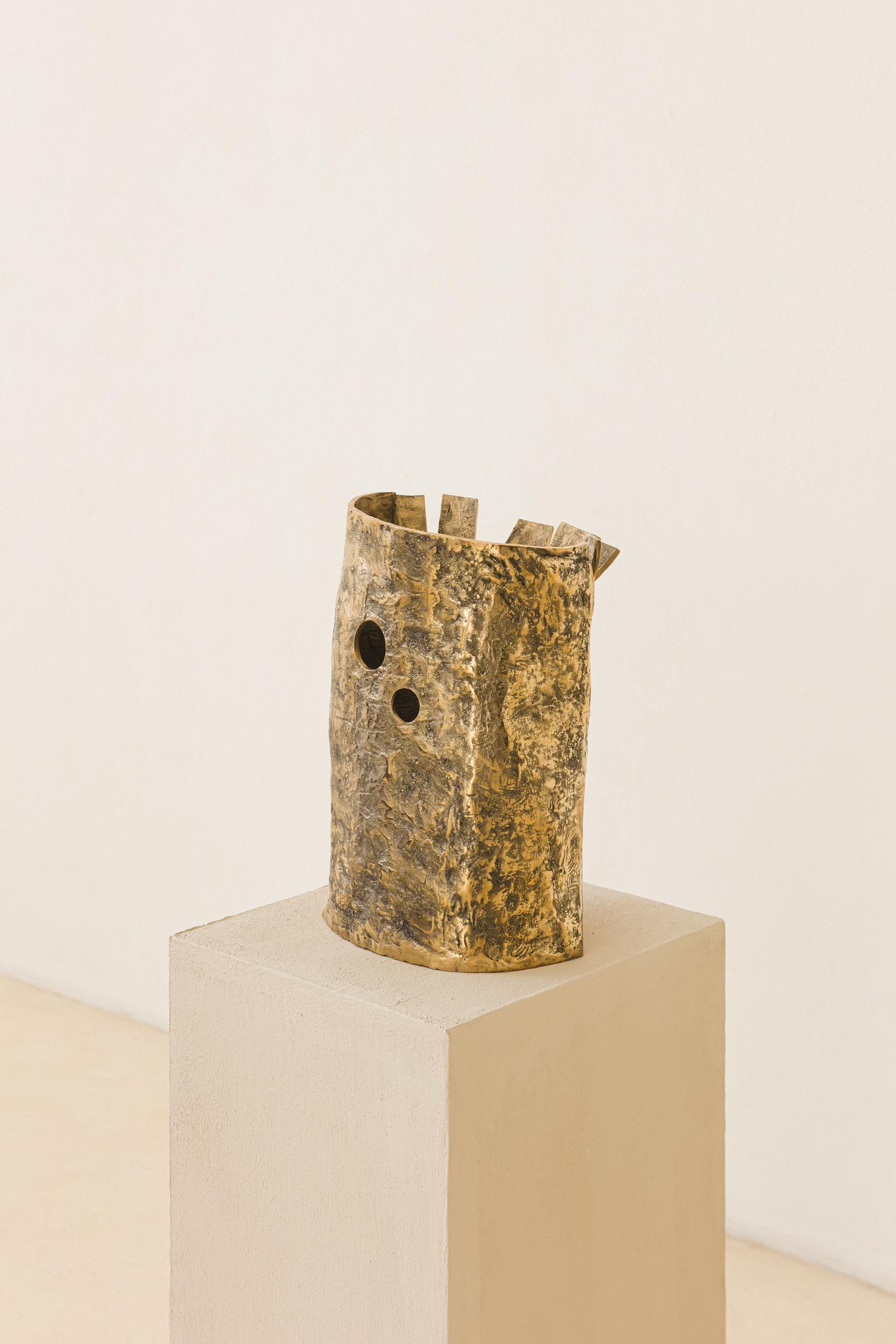 Fuso in bronzo massiccio, il vaso Marca fa parte di una serie di vasi lanciati da Lucas Recchia nel 2024. In questa collezione, Lucas sperimenta la fase di finitura dei prodotti, incorporando buchi, pieghe e altre cicatrici nei pezzi, come si vede