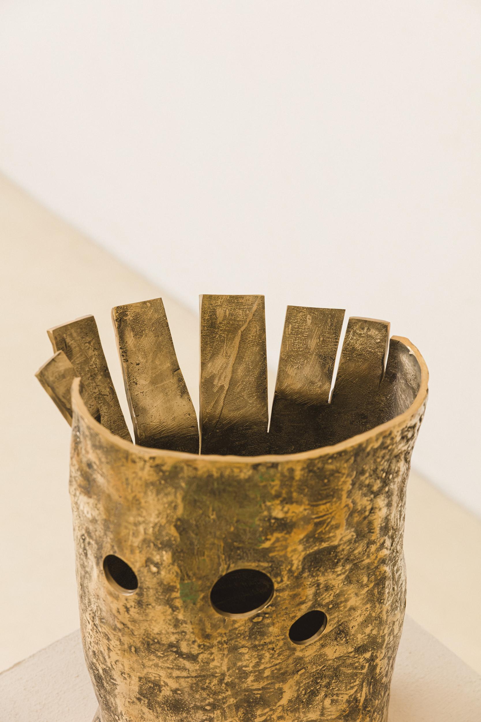 Bronzo Vaso Marca di Lucas Recchia, Brasile contemporaneo, 2024 in vendita