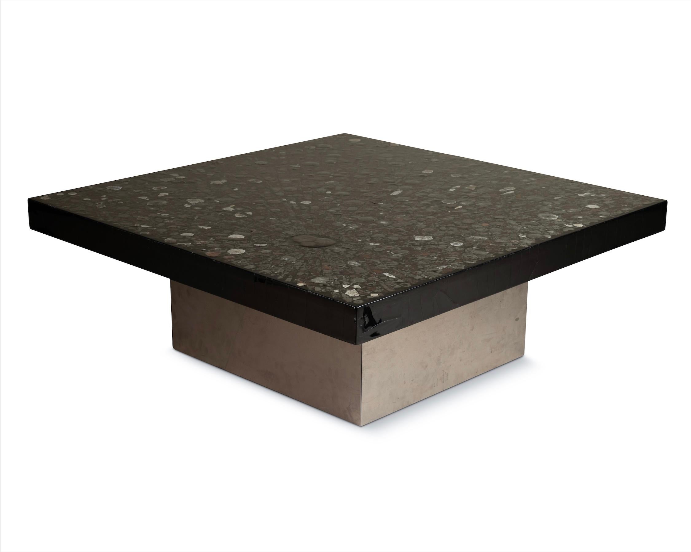 Tavolino in resina con fette di marcasite e base in inox.