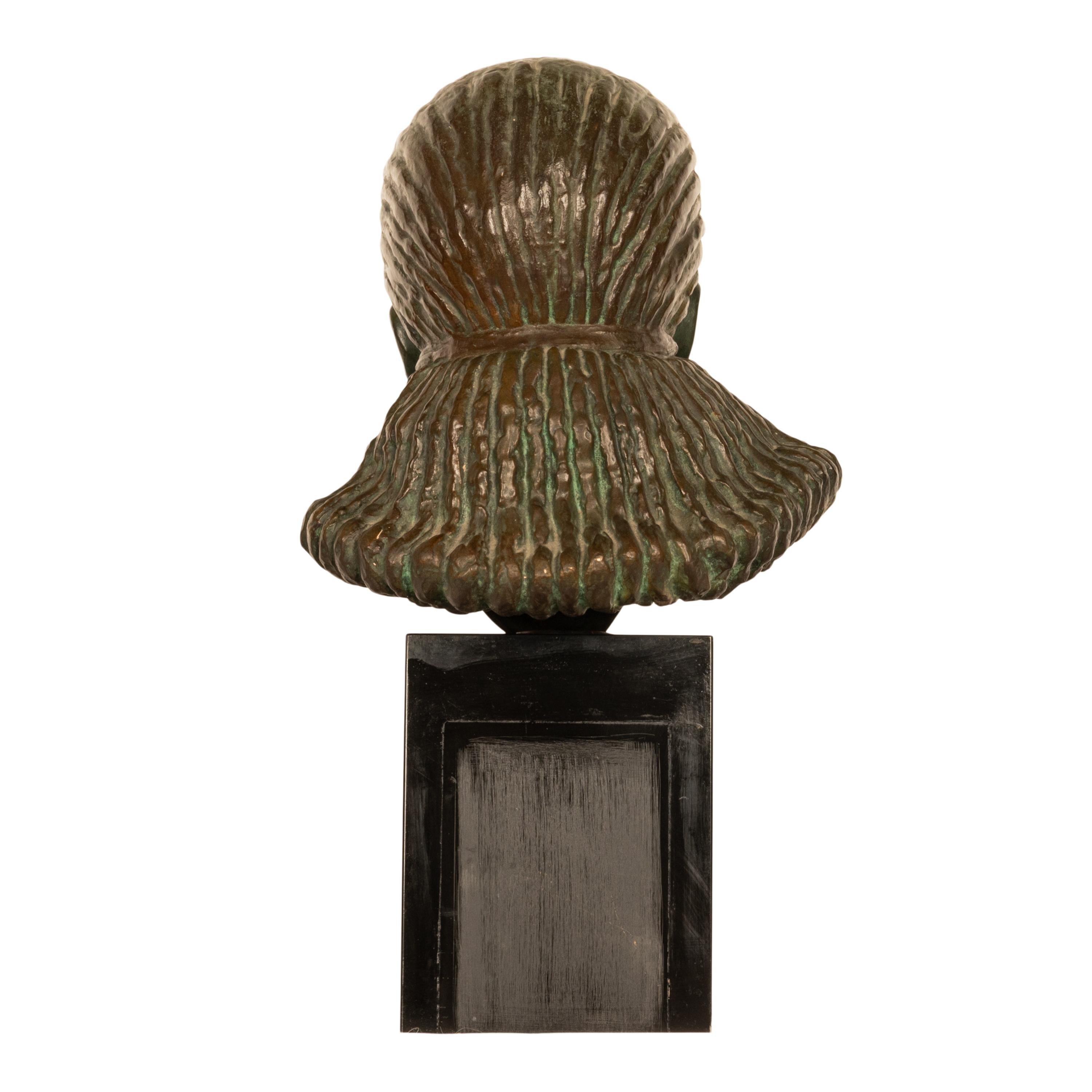 Antico busto in bronzo Art Deco francese di una bella donna giovane, opera di Marcel Andre Bouraine (1886-1948) e fuso dalla fonderia Etling, Parigi, circa 1920. 
Il bronzo raffigura la testa di una bella donna giovane, con i capelli voluminosi