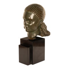 Buste sculpté en bronze Art déco français ancien représentant une belle jeune fille, 1920