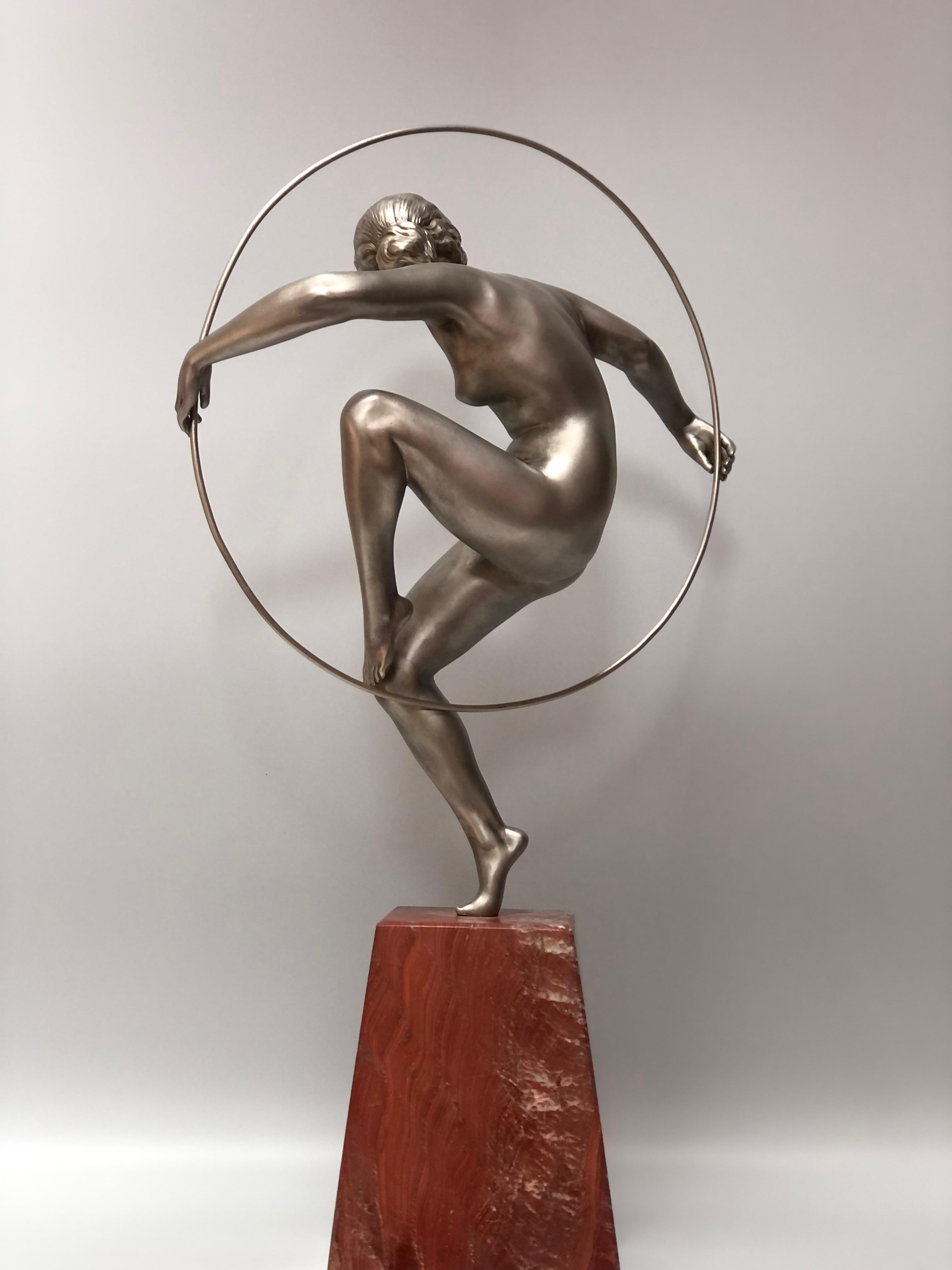 20ième siècle Marcel André Bourraine Bronze Art Deco Danseuse avec anneaux en vente