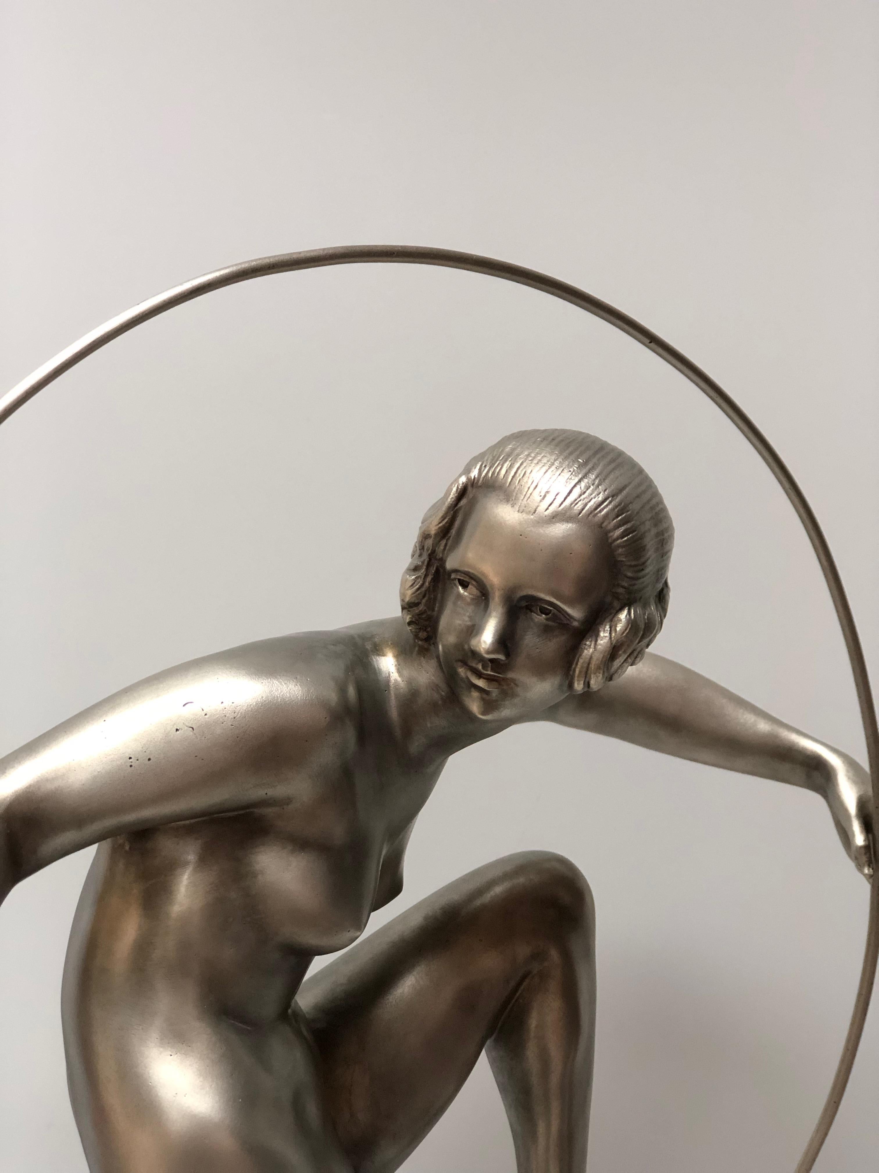 Marcel André Bourraine Bronze Art Deco Tänzerin mit Reifen im Angebot 4