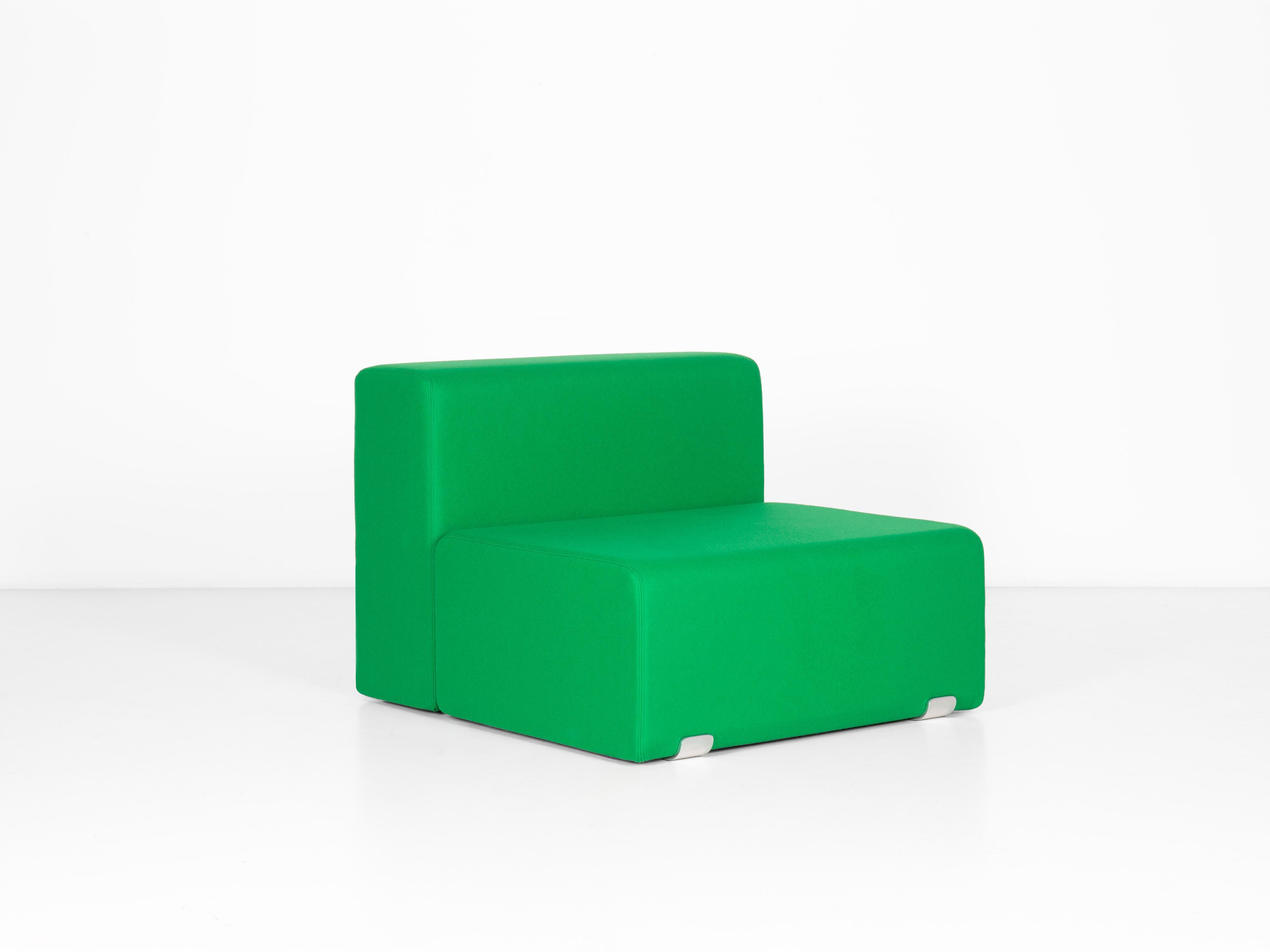 Diseñado en 1965 - Paradisoterrestre Edición 2018

Materiales: poliuretano moldeado, soportes de aluminio pulido, tejido de lana desenfundable fabricado por Kvadrat o tejido de terciopelo de chenilla (diferentes colores disponibles).

La colección