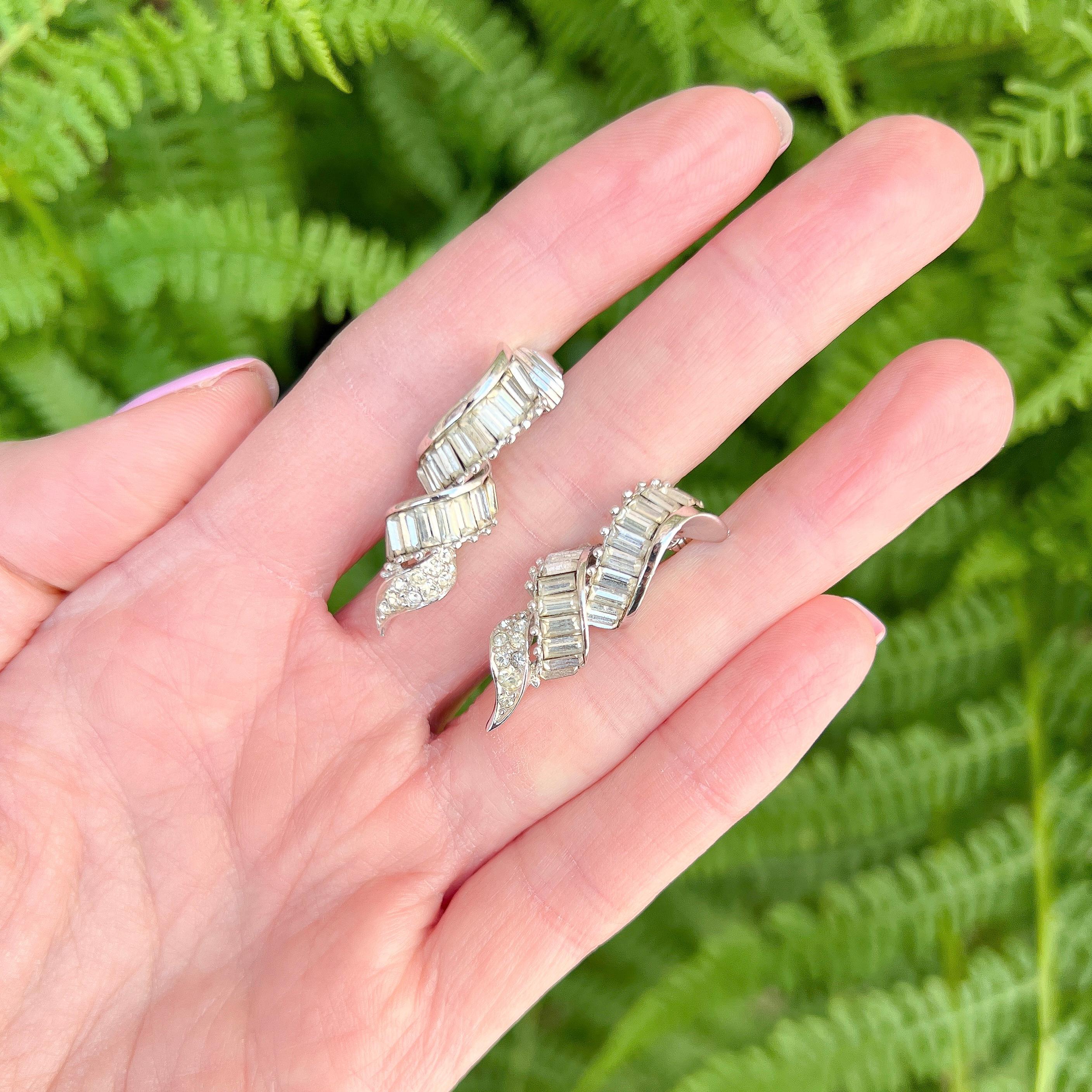 Marcel Boucher 1950s Vintage Rhinestone Ribbon Earrings In Good Condition For Sale In Skelmersdale, GB