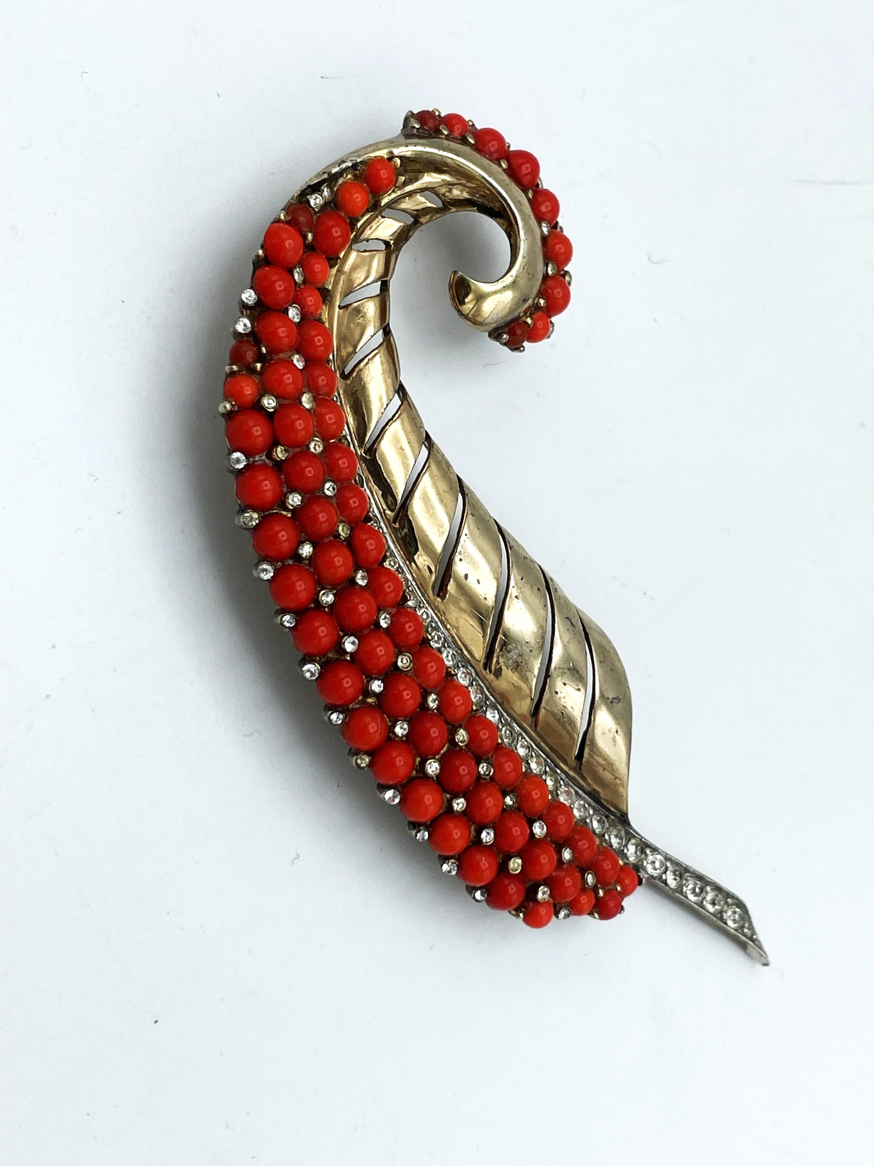 MB BOUCHER STERLING GOLD PAVE and corall Cabochons curling leaf brooch, 1946's In Excellent Condition For Sale In Stuttgart, DE