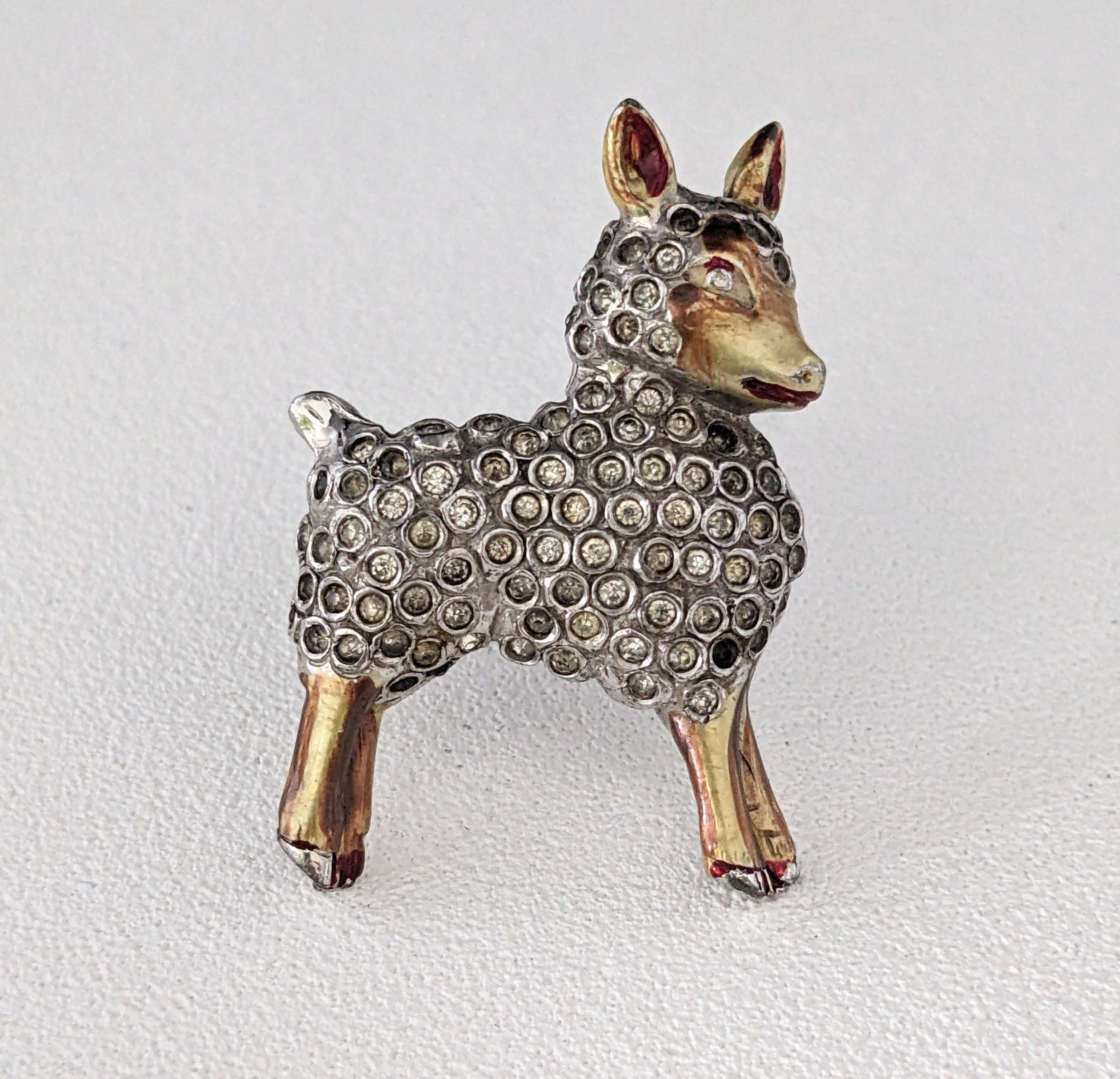 Incantevole agnello con pavé di smalto di Marcel Boucher degli anni '30. Sebbene non sia firmato, lo smalto perlato a gradi è utilizzato per evidenziare i punti salienti. Corpo in pelliccia con pave su rodio. Anni '30 USA. 1.25
