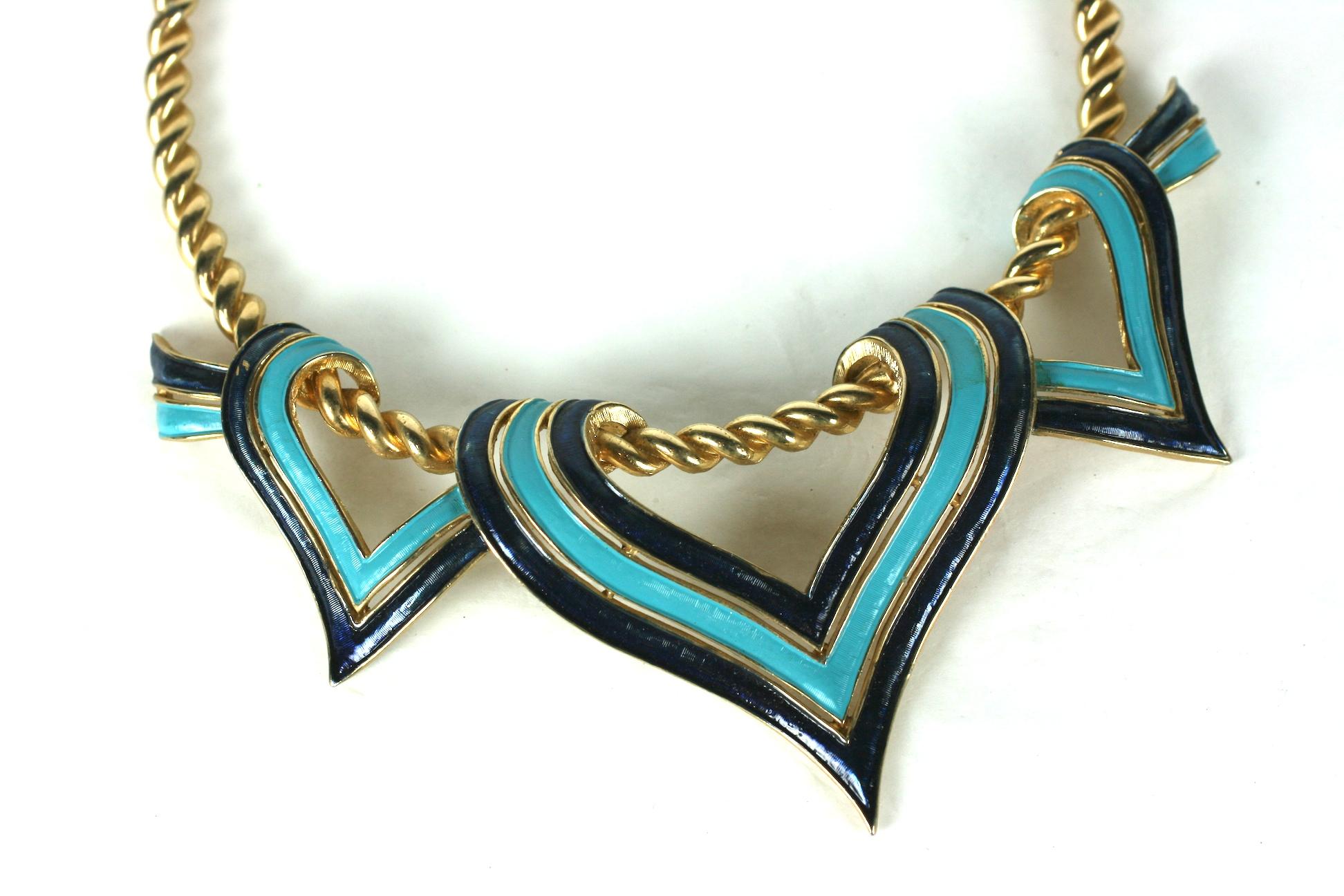 Insolite collier à écharpes en émail de Marcel Boucher, conçu comme un fil de fer doré enroulé sur lequel sont drapées des 