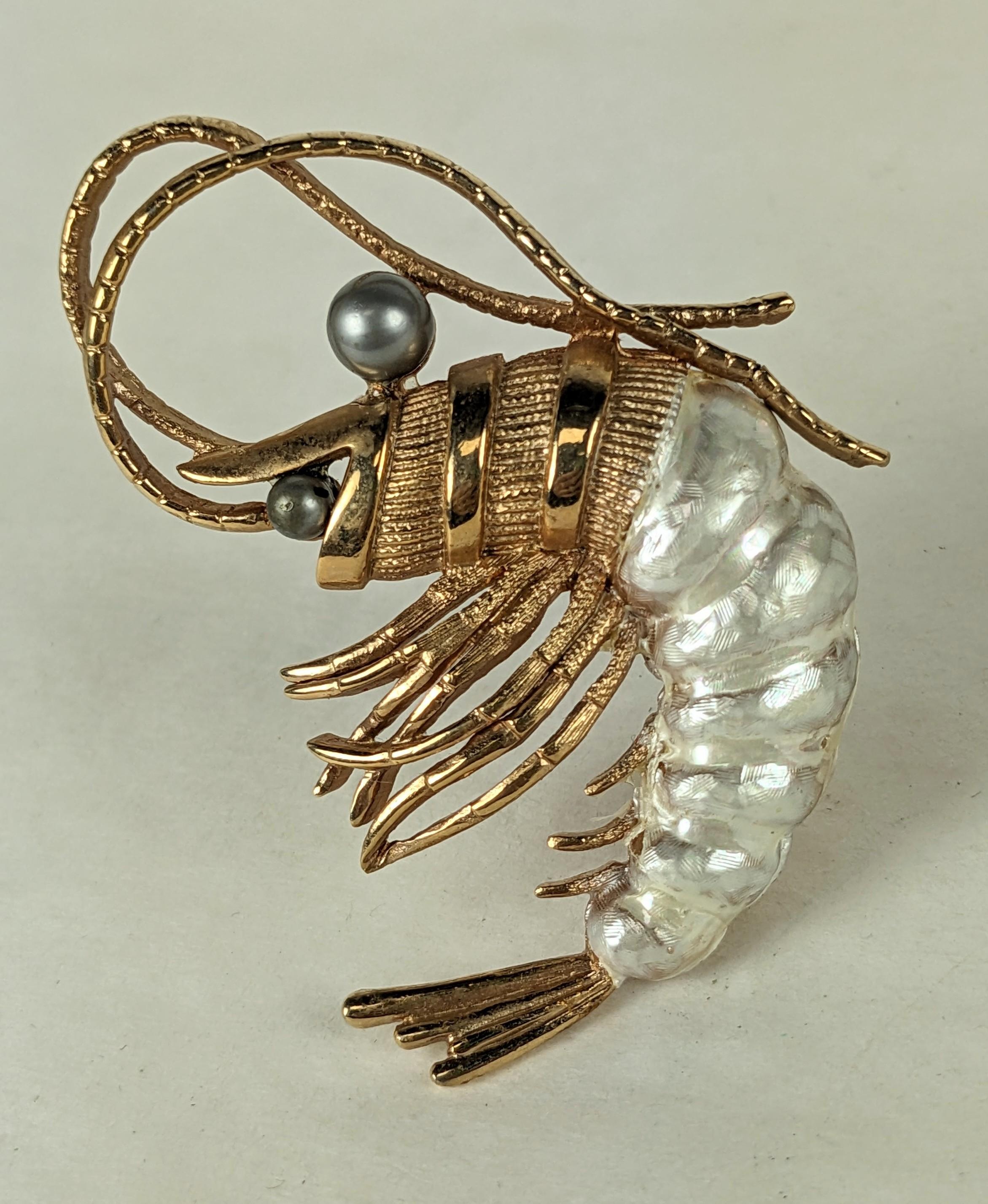 Charmante broche crevette en émail Marcel Boucher des années 1960. Corps en émail nacré avec fausses perles grises. Signé Boucher. 2