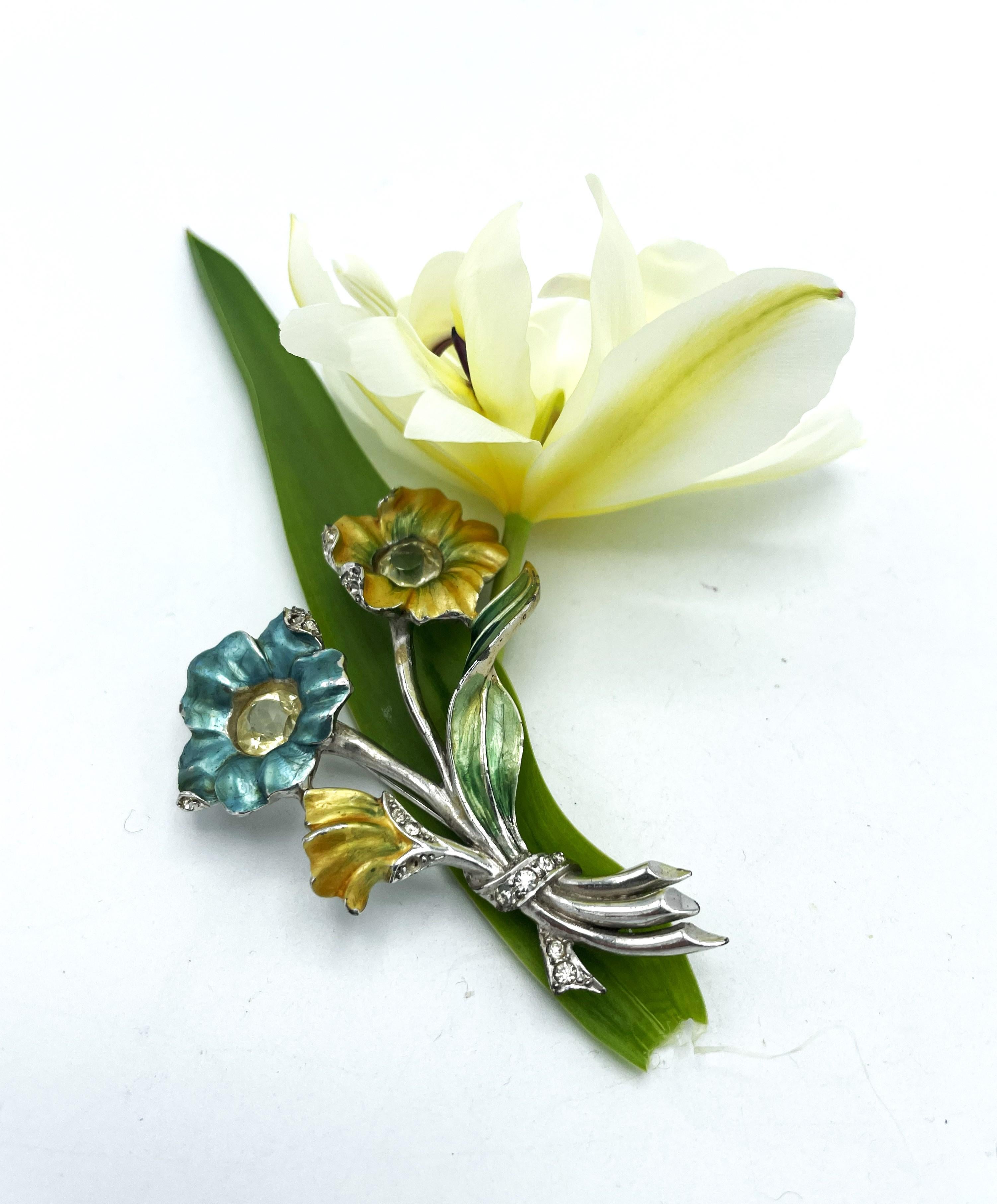  Marcel Boucher flower brooch, rhodium enameled flowers and leaves, signed MB In Good Condition For Sale In Stuttgart, DE