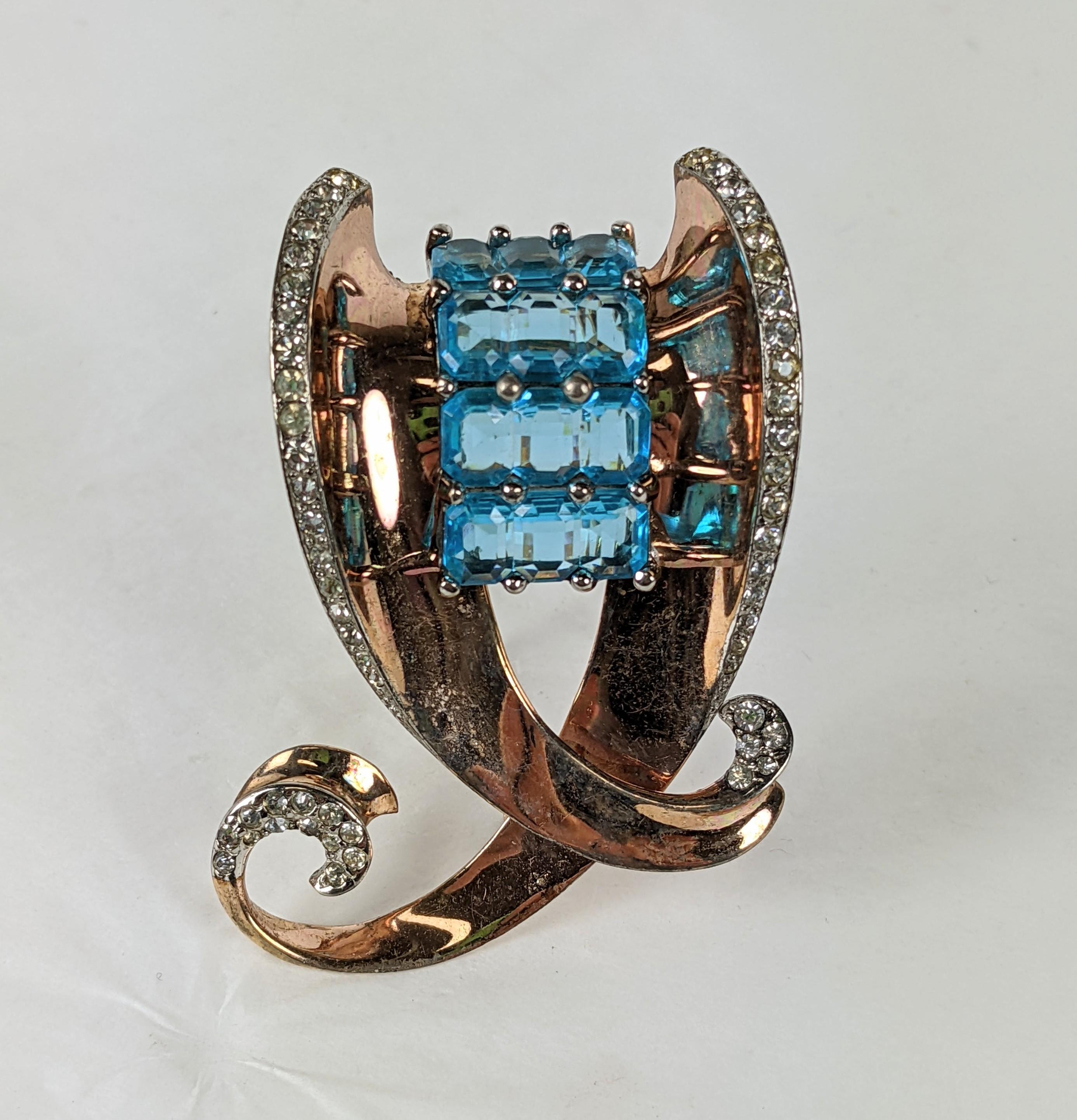 Remarquable pince aigue-marine rétro Marcel Boucher en vermeil, datant des années 1940. Merveilleux design dynamique de Marcel Boucher avec des raccords à double clip. Signé MB sous le clip à côté de Sterling.
2.5