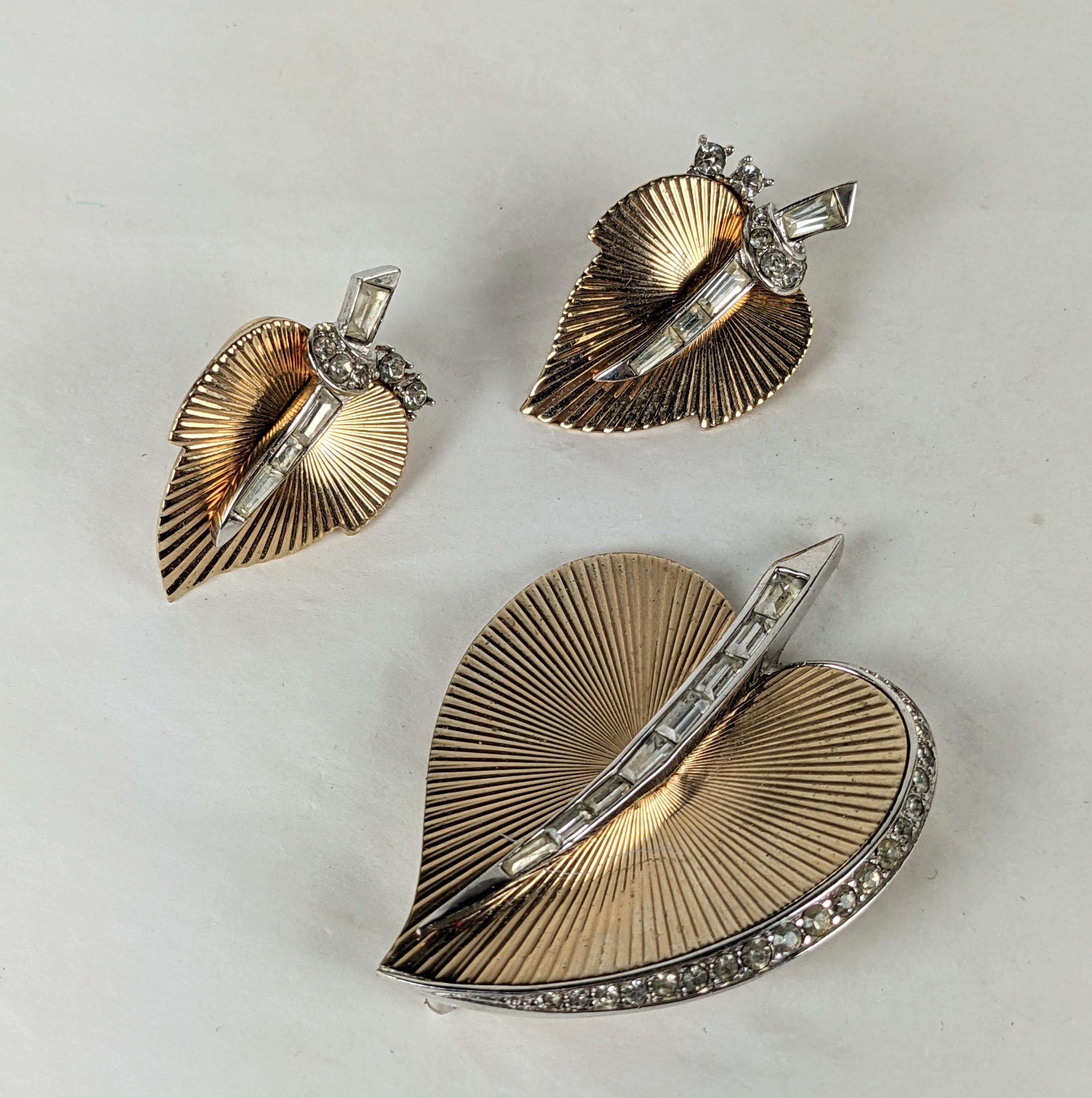Suite de feuilles d'or nervurées de Marcel Boucher et clips d'oreilles assortis des années 1950. Elegant design rétro avec baguette et cristaux pavés. 
Broche 2.25