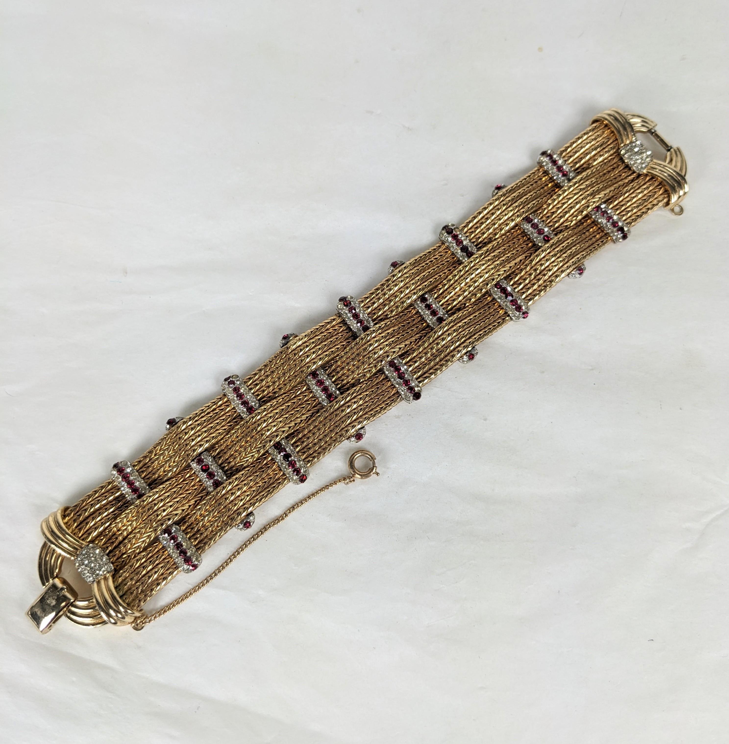Erstaunlich Marcel Boucher Ribbed Gold Pave Station Armband aus den 1950er Jahren. Elegantes Design aus gerippten Goldketten, die mit Kristall- und Rubinsteinen verflochten sind. 7