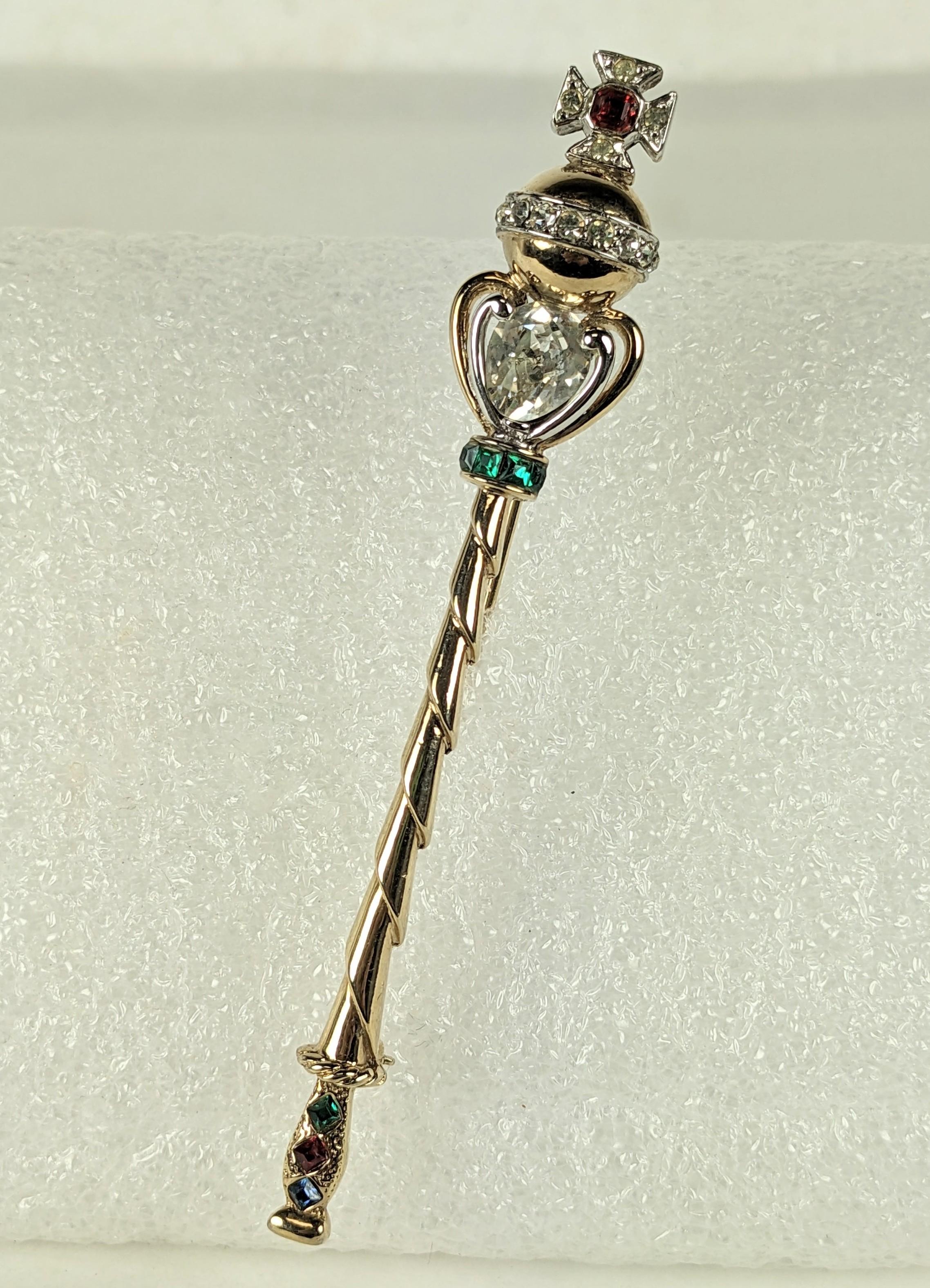Charmante et rare broche sceptre royal Marcel Boucher des années 1950 avec la marque MB. Issue de la série créée en 1953, année du couronnement d'Elizabeth II.  3.5