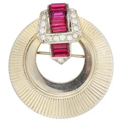 Marcel Boucher Broche vintage dorado con cristales fucsia y círculo calado