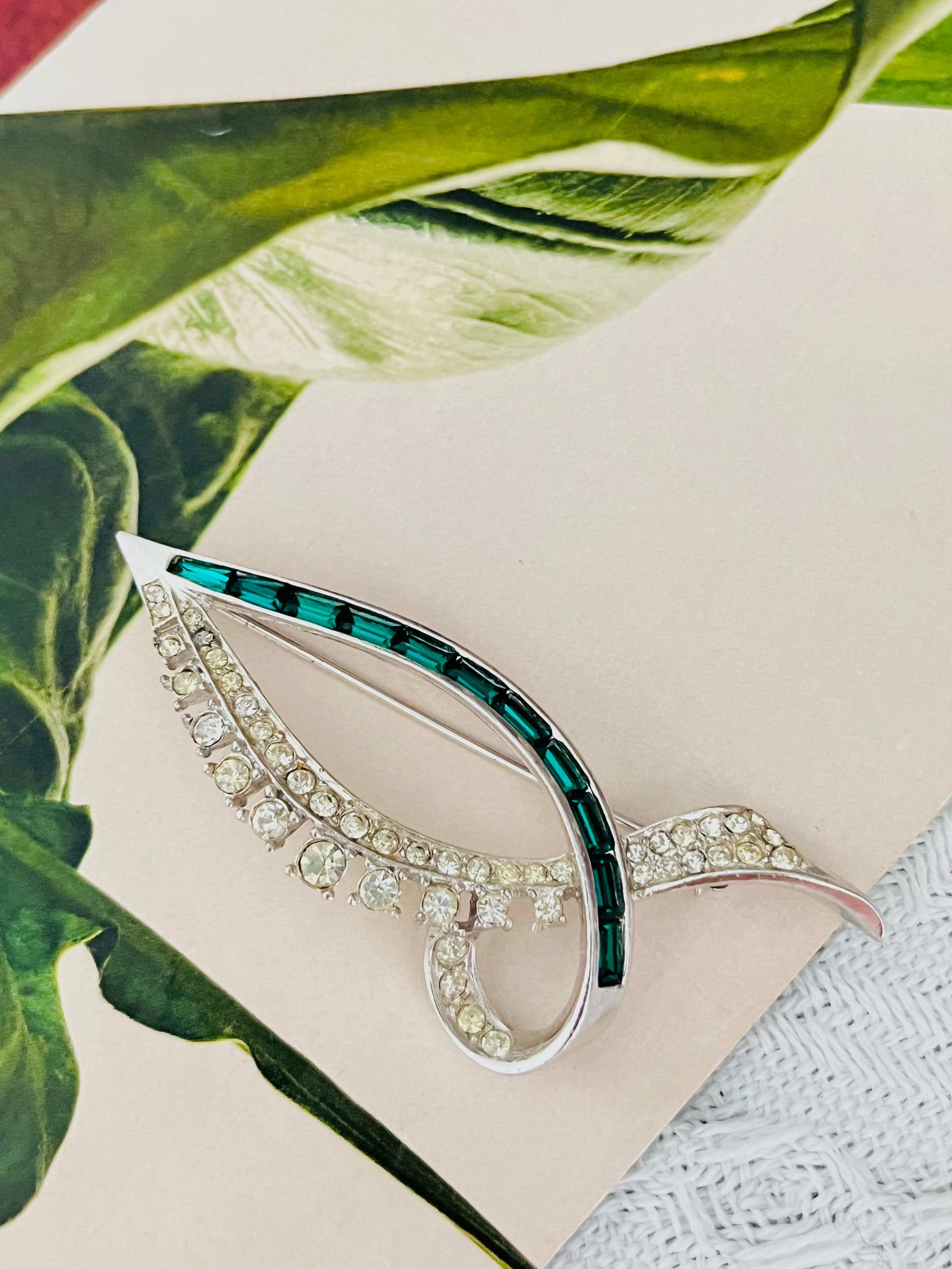 Art déco Marcel Boucher Vintage Large Emerald Clear Crystals Leaf Knot Bow Silver Brooch (Broche argent) en vente
