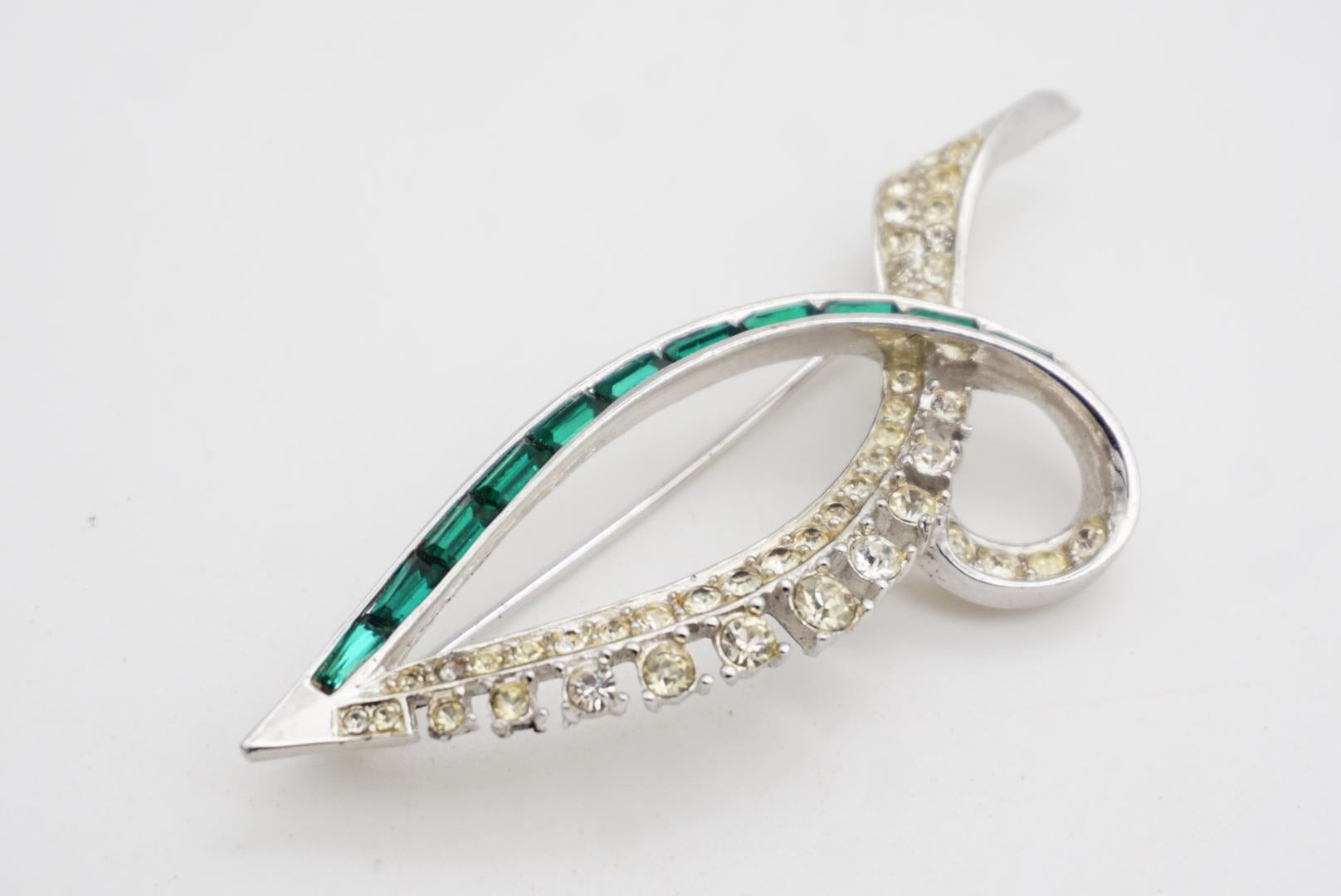 Marcel Boucher Vintage Large Emerald Clear Crystals Leaf Knot Bow Silver Brooch (Broche argent) en vente 4