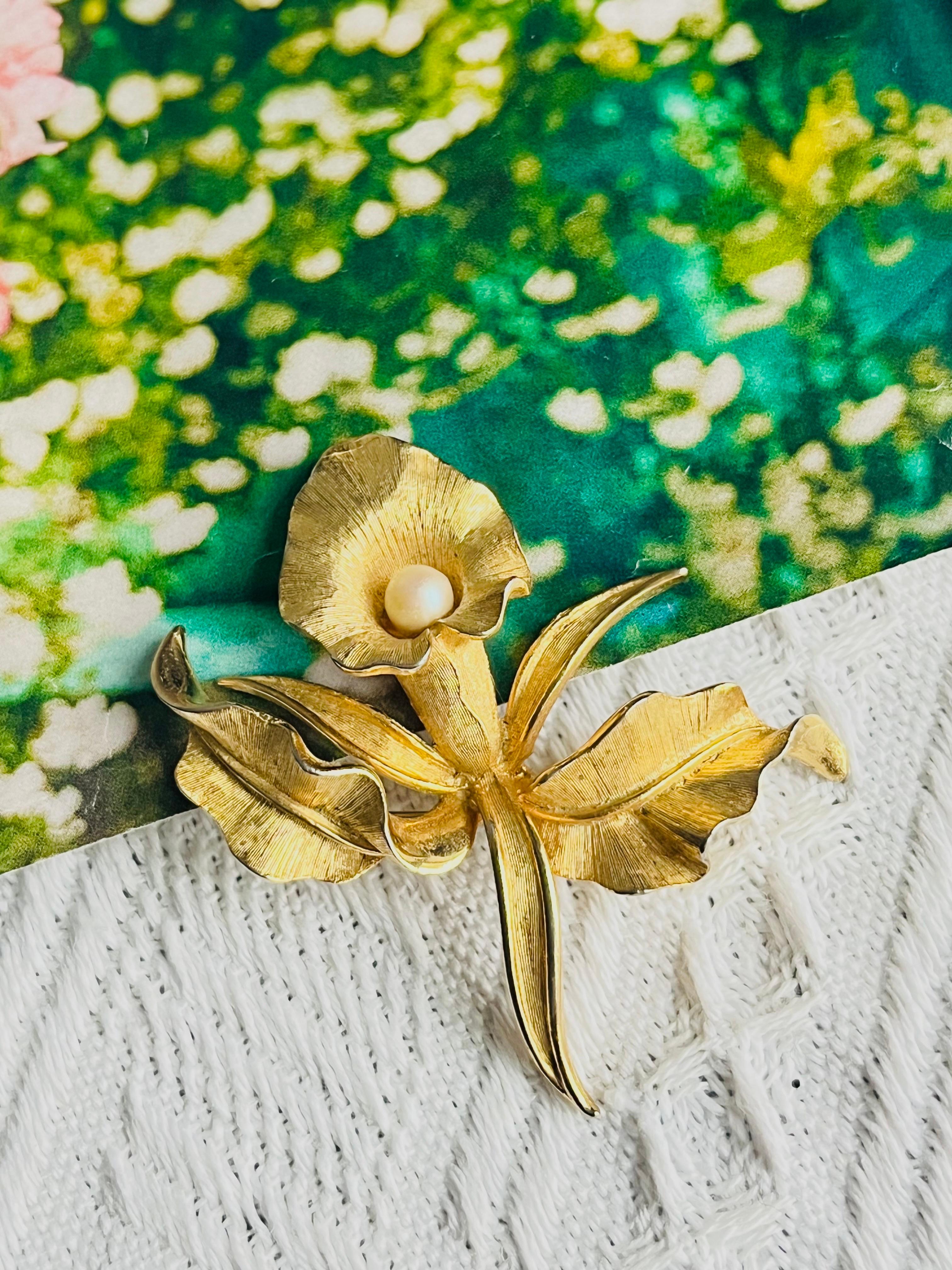 Marcel Boucher Vintage Large 1950s White Round Pearl Orchid Flourish Flower Leaf Chunky Brooch, Gold Tone

Very good condition. Light scratches or colour loss, barely noticeable. 100% Genuine.

A very beautiful brooch, Marked at back.

Size: 6.2*6.2