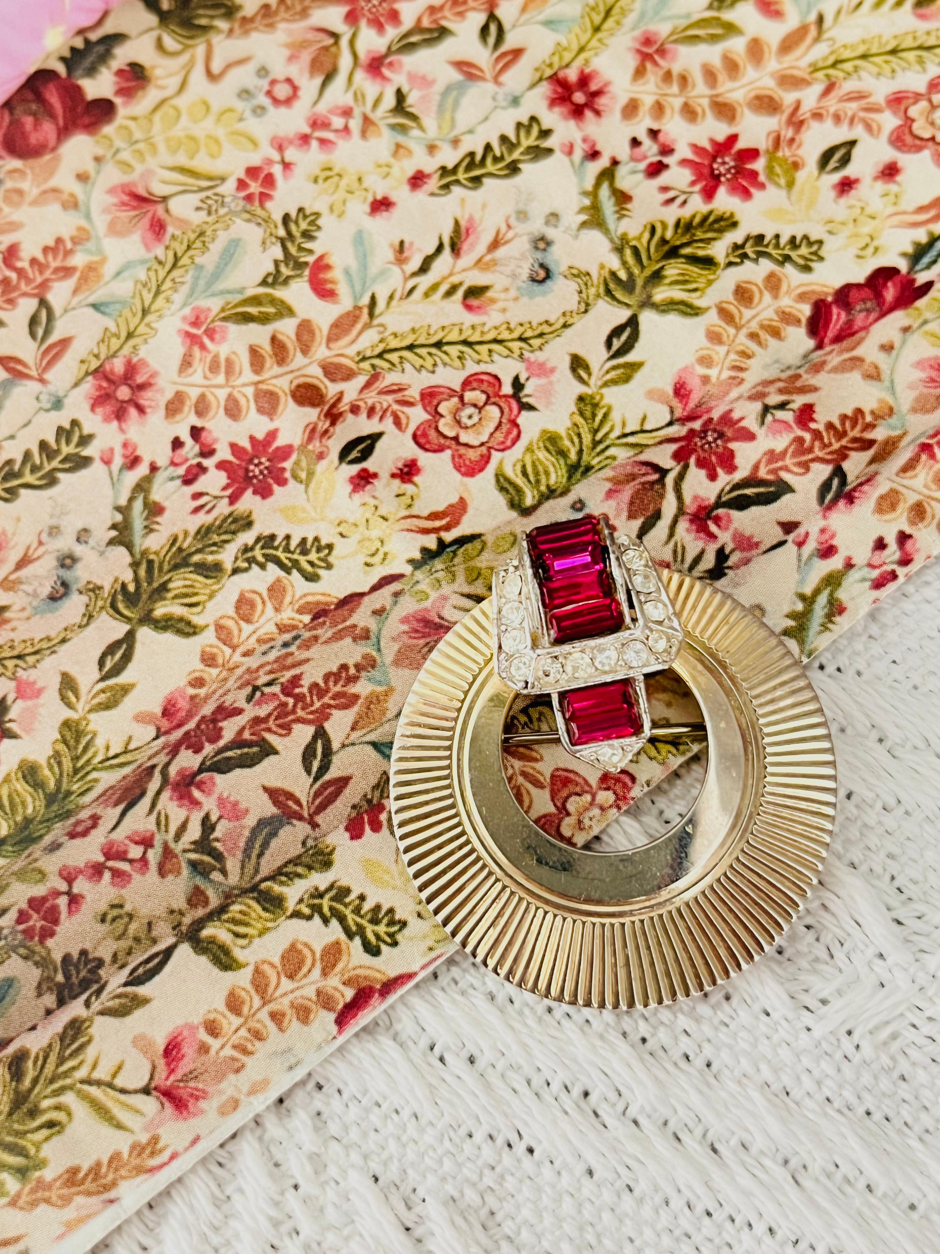 Marcel Boucher Vintage 1940 Sunburst Fucsia Rojo Púrpura Rectángulo Cristales Círculo Calado Disco Redondo Aldaba Cinturón Broche, Tono Oro Claro

Muy buen estado. Ligeros arañazos y pérdida de color, apenas perceptibles. 100% original.

Un broche
