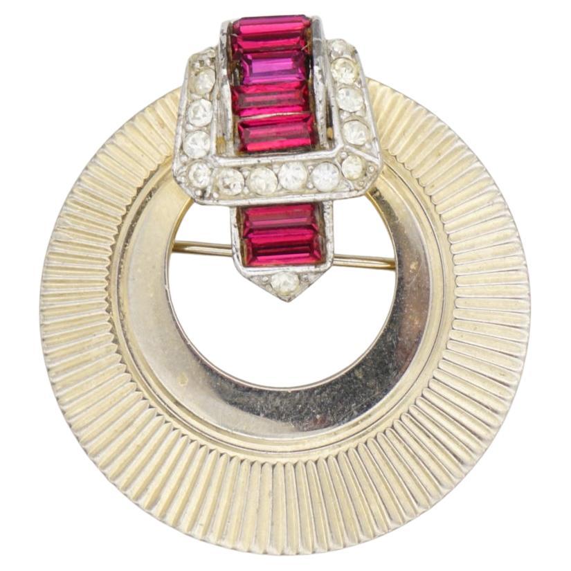 Marcel Boucher Vintage 1940s Sunburst Fuchsia Rot Lila Rechteck Kristalle Openwork Kreis Runde Scheibe Türklopfer Gürtelbrosche, Licht Gold Tone

Sehr guter Zustand. Leichte Kratzer und Farbverluste, kaum wahrnehmbar. 100% echt.

Eine sehr schöne