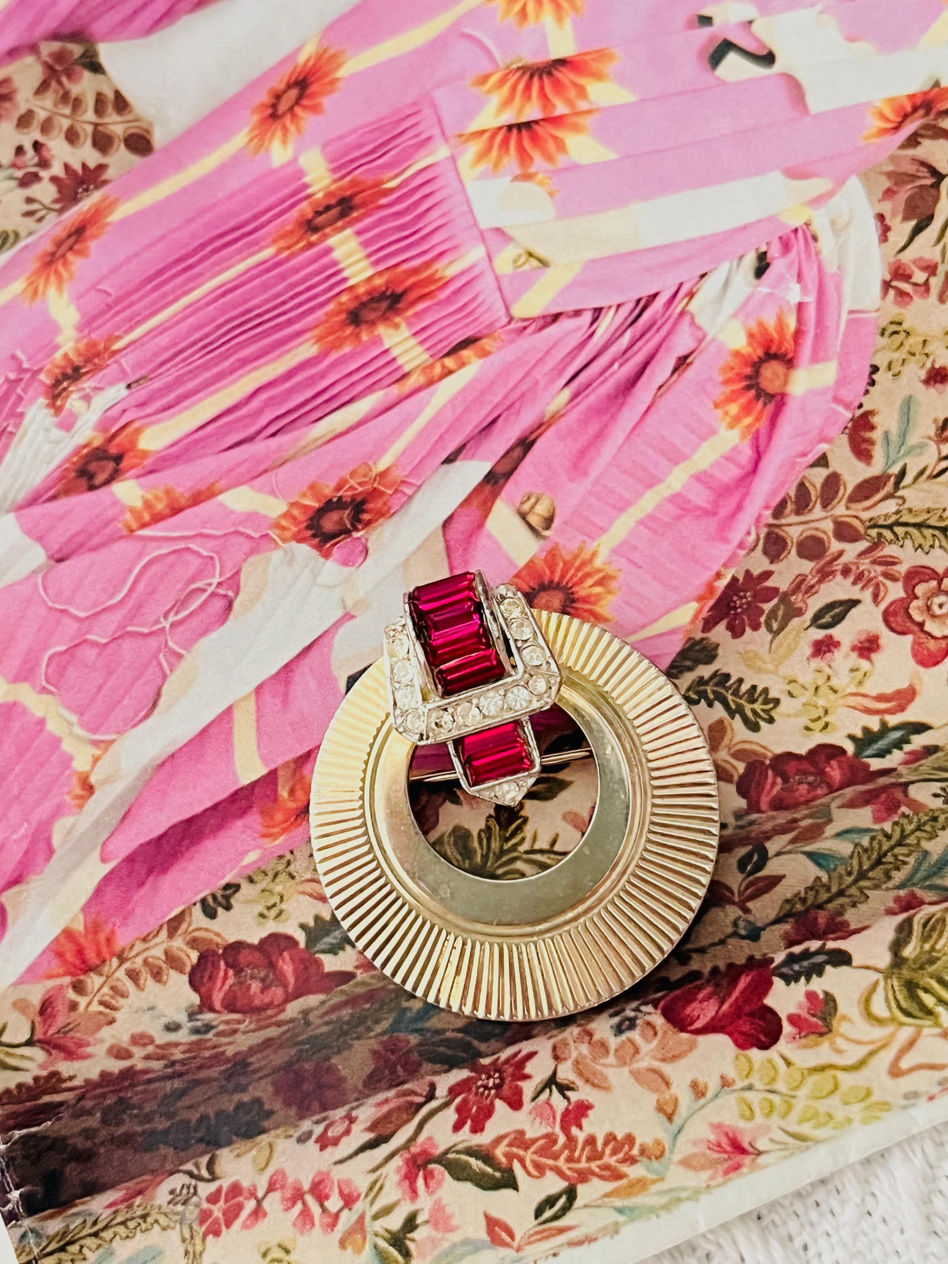 Marcel Boucher Broche de disco circular calado con cristales fucsia Sunburst Vintage Art Decó en venta