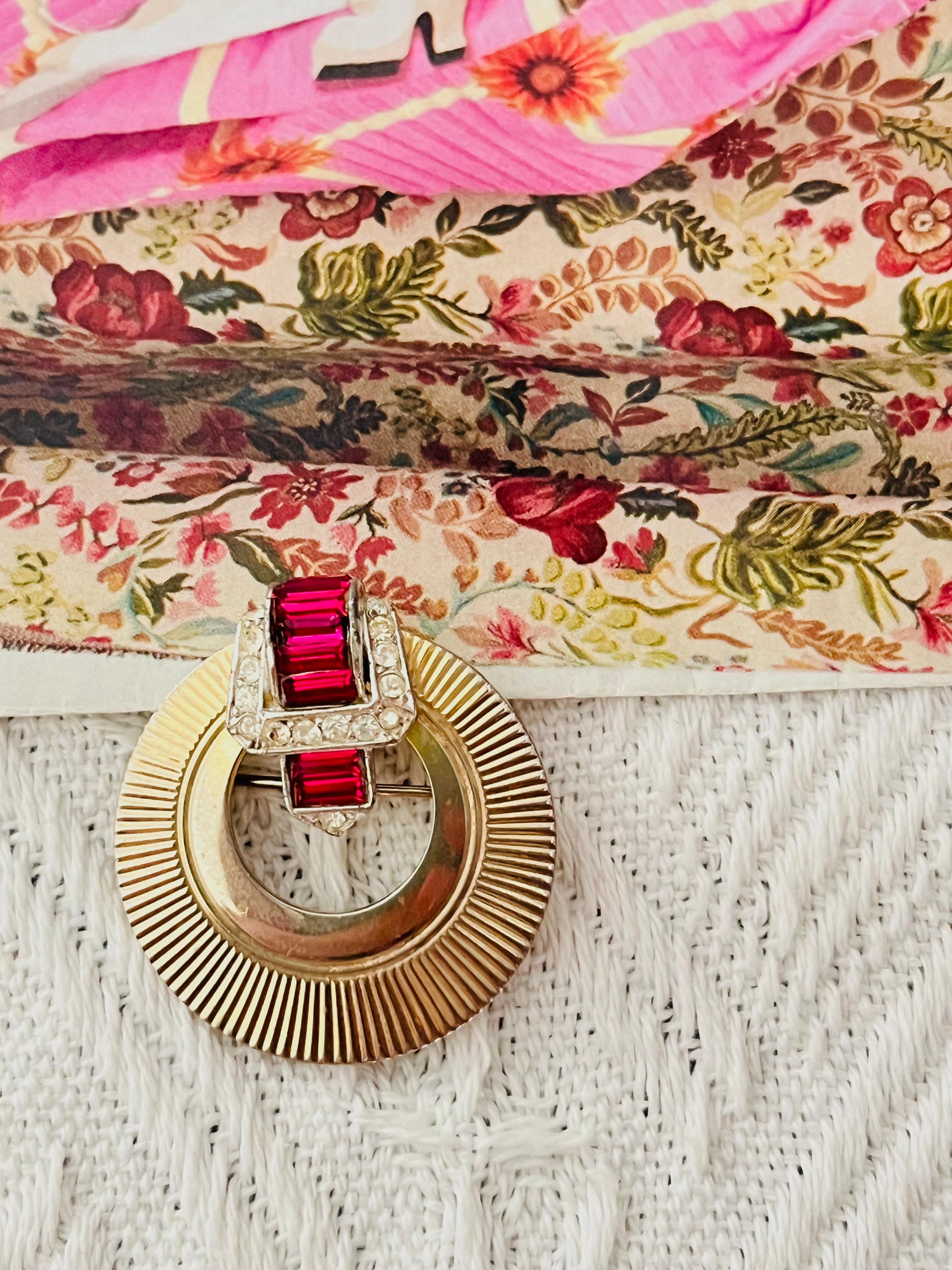 Offene durchbrochene Kreis-Scheibenbrosche von Marcel Boucher, Vintage, Sonnenschliff Fuchsia Kristalle für Damen oder Herren im Angebot