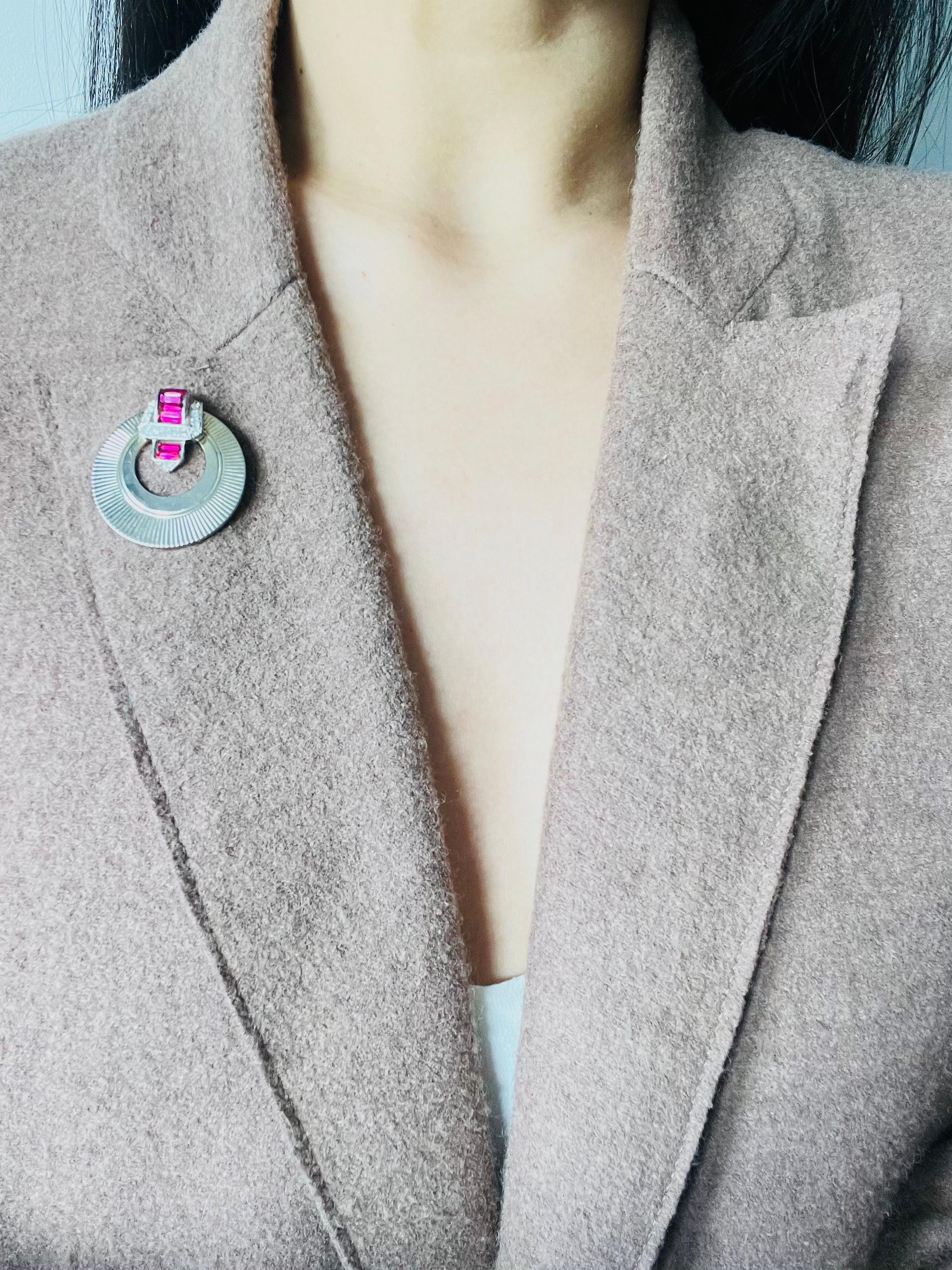 Offene durchbrochene Kreis-Scheibenbrosche von Marcel Boucher, Vintage, Sonnenschliff Fuchsia Kristalle im Angebot 1