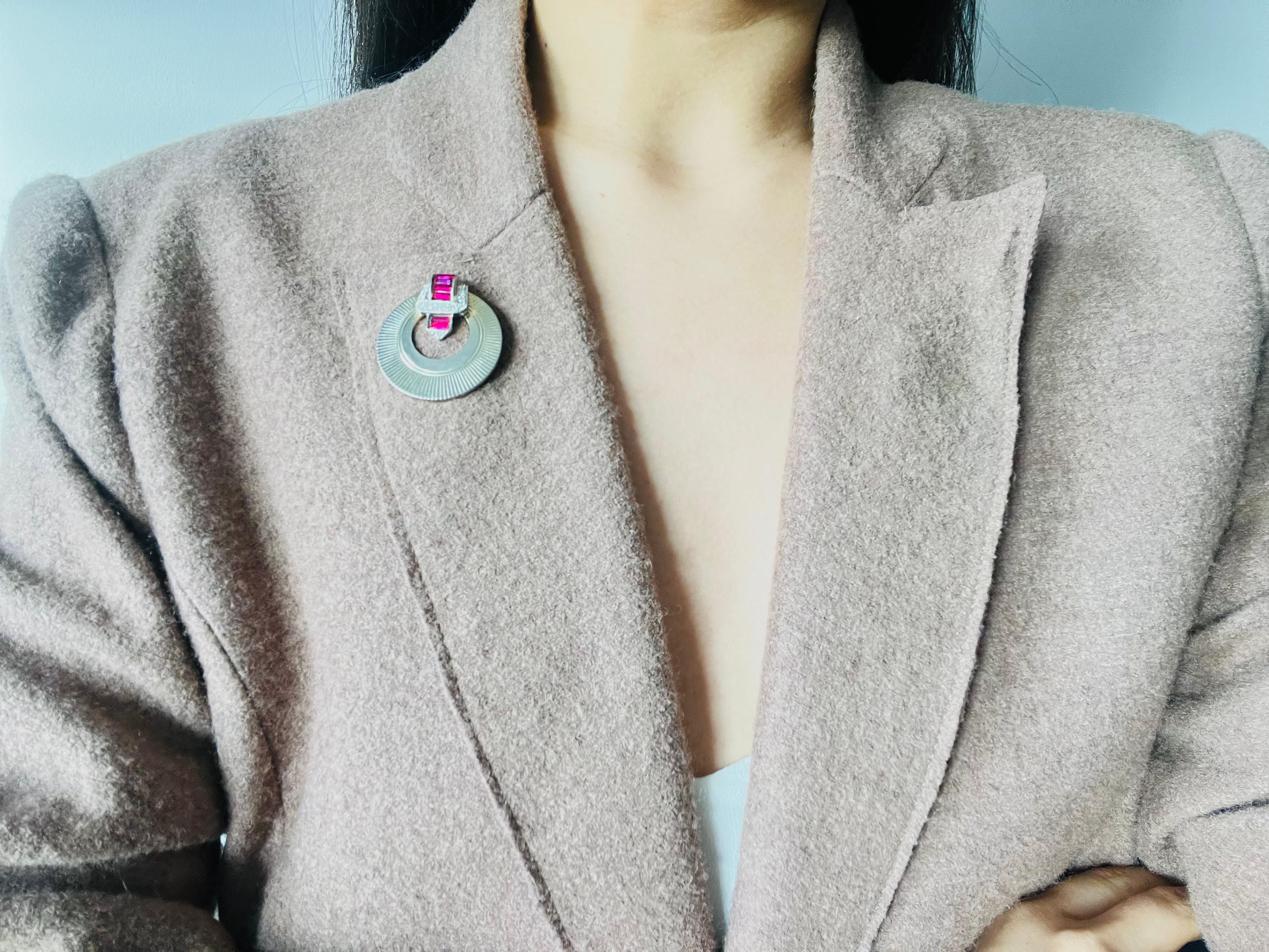 Offene durchbrochene Kreis-Scheibenbrosche von Marcel Boucher, Vintage, Sonnenschliff Fuchsia Kristalle im Angebot 2