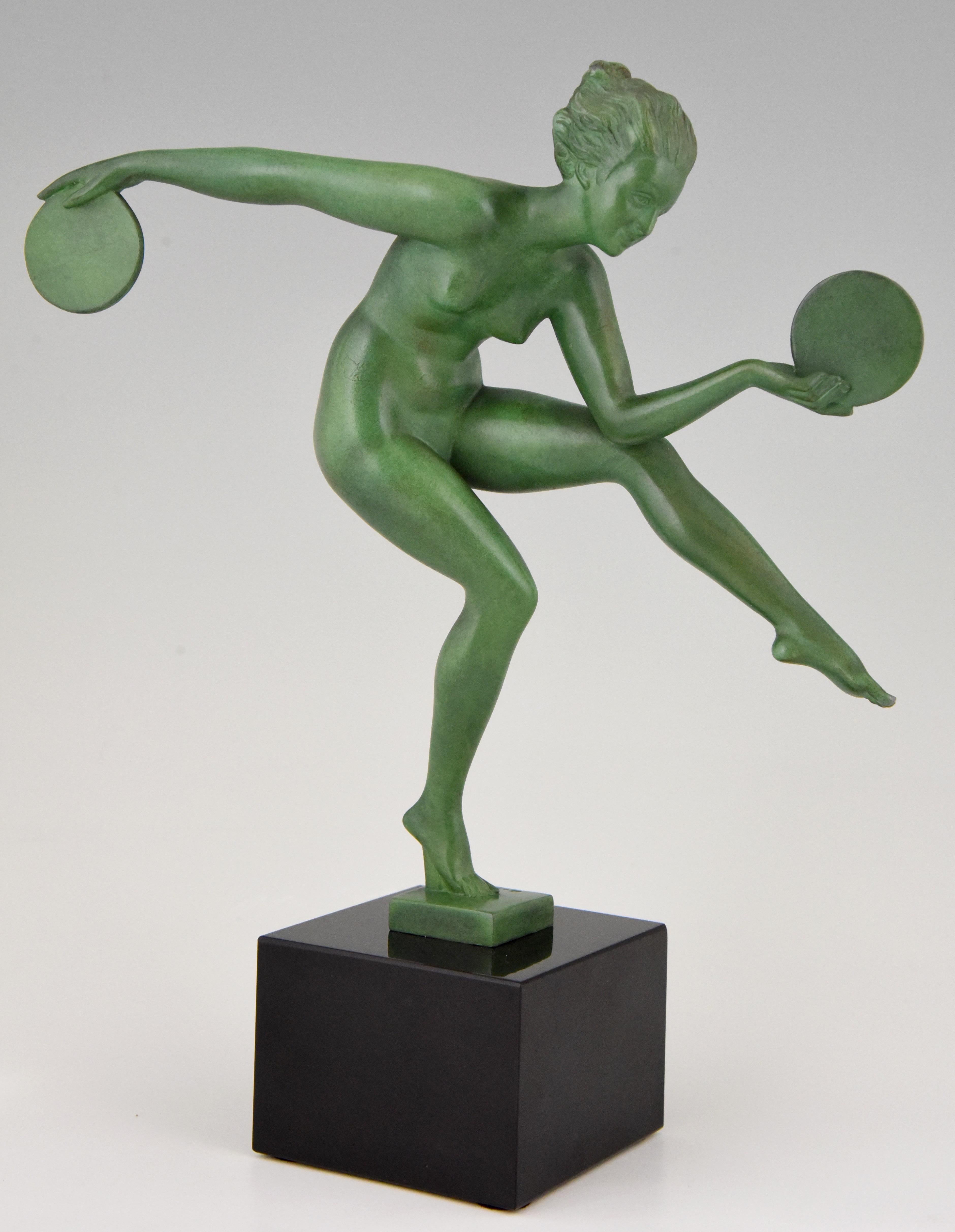 Lovely Art Deco sculpture of a dancing nude with discs. Signed Derenne, pseudonym used by Marcel Bouraine for his art metal sculptures cast by the Max Le Verrier foundry. Patianted art metal on a Belgian black marble base. France, 1930.