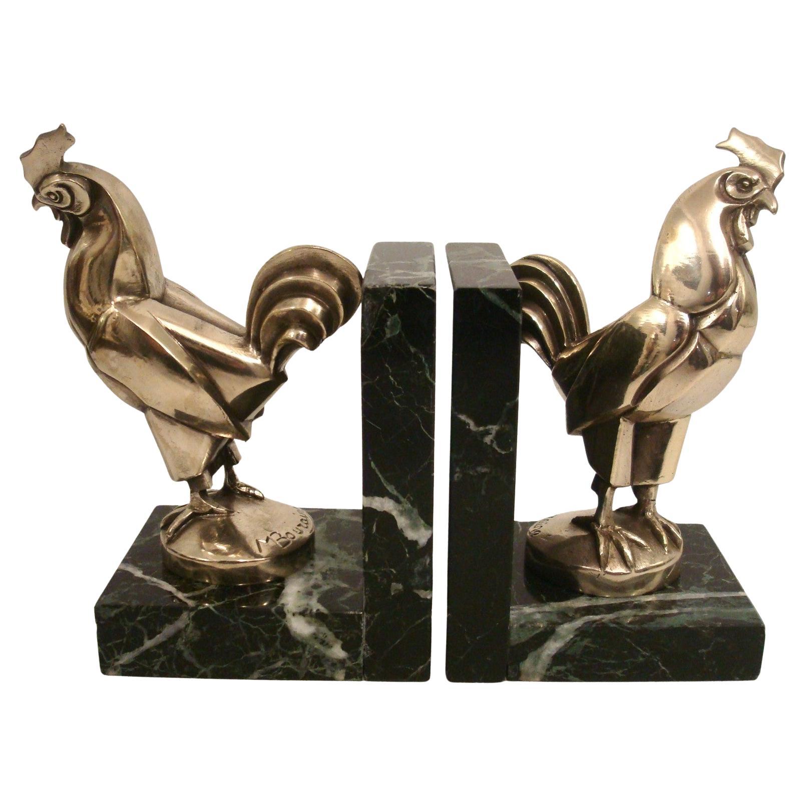 Ein Paar versilberte Bronze-Buchstützen mit Art-Déco- Hahnen von Marcel Bouraine. Frankreich 1920er Jahre
