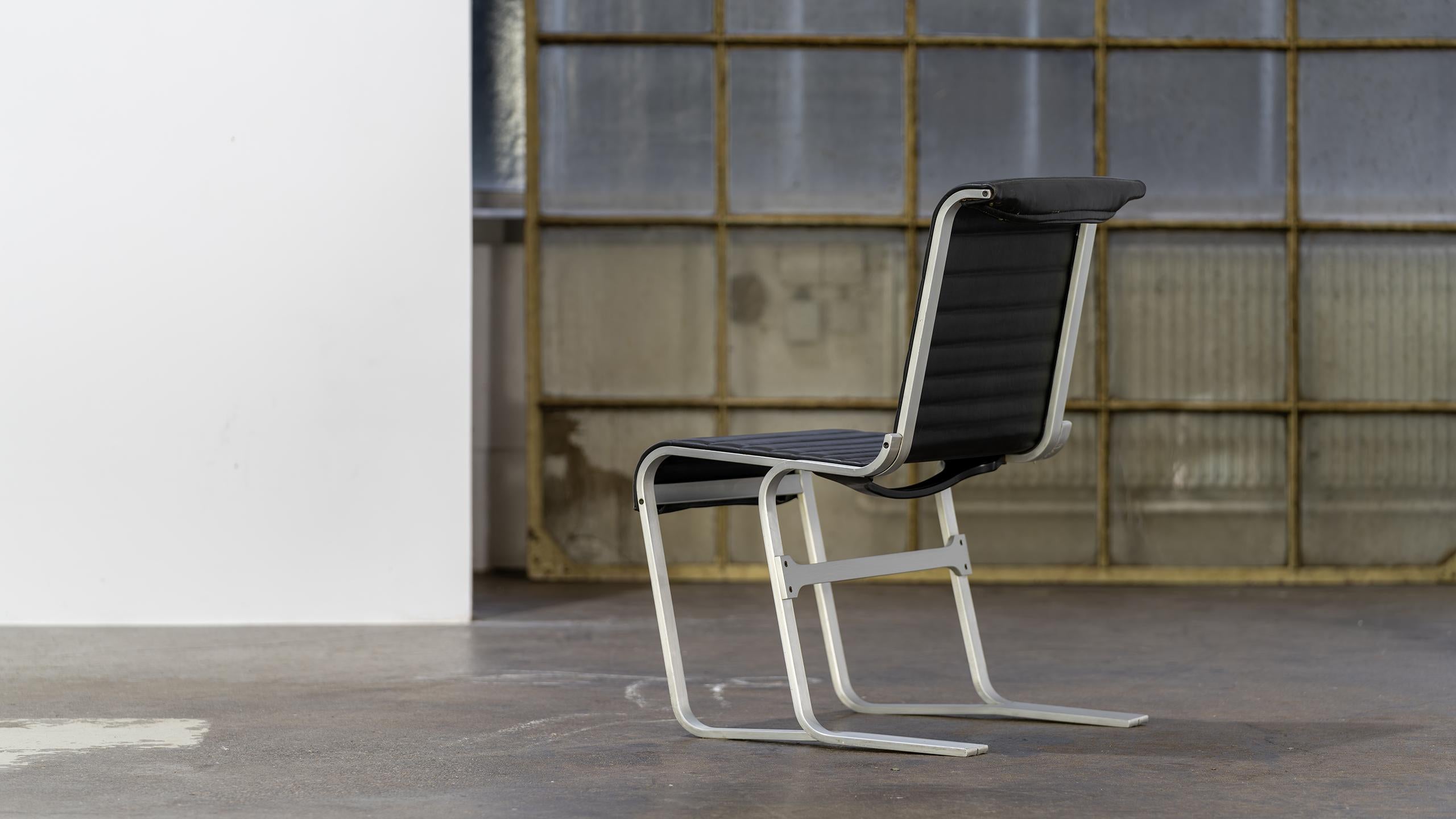 Marcel Breuer - Chaise en aluminium 1933, fabriquée par ICF Cadsana, Italie - MoMa

L'architecte d'origine allemande Marcel Breuer (1902-1981) est l'un des plus importants designers du XXe siècle. Élève puis professeur au Bauhaus, Breuer a conçu les
