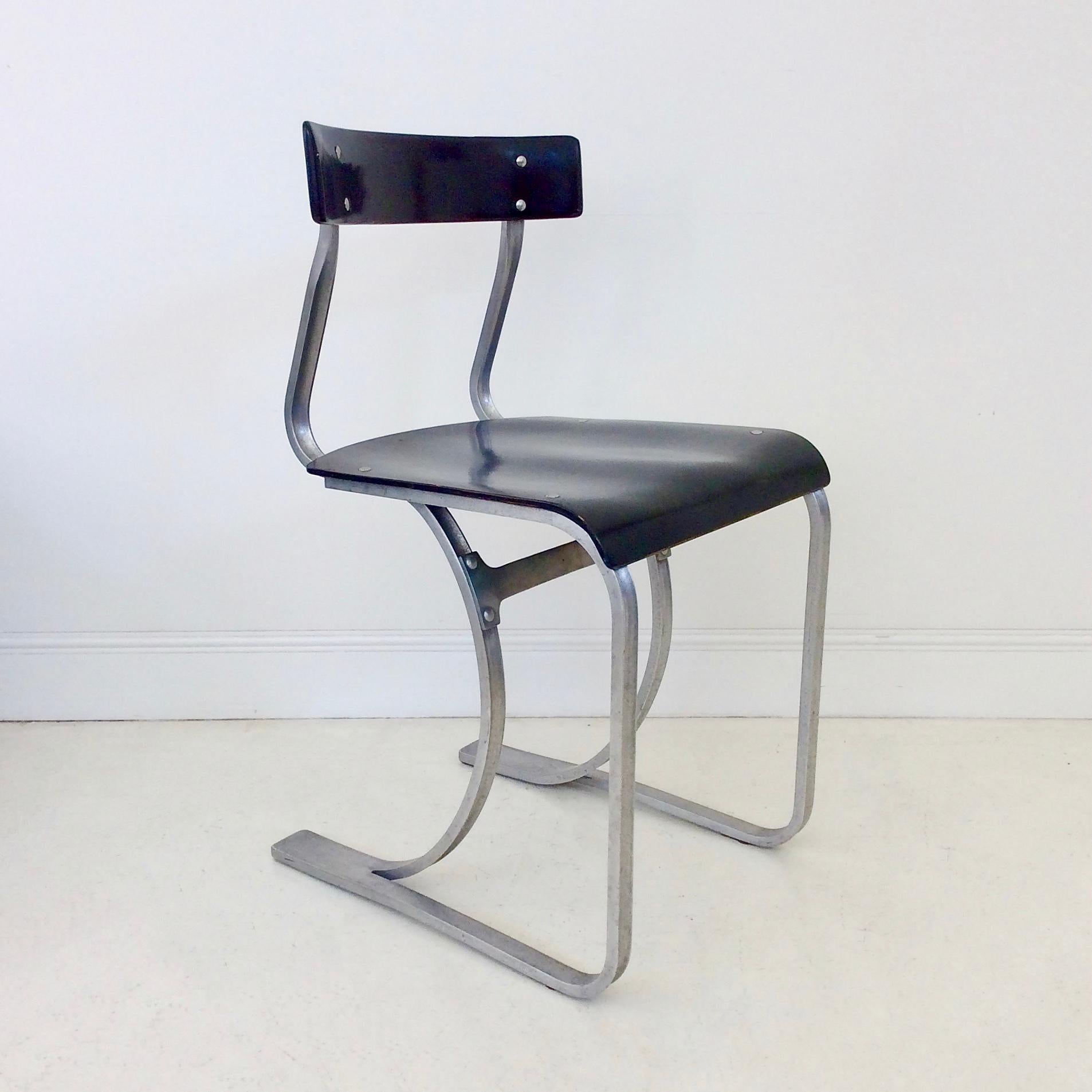 Seltener Marcel Breuer (1902-1981) Stuhl Modell Nr.WB 301, für Wohnbedarf, um 1932, Schweiz.
Gebogenes Aluminium, schwarz lackiertes Holz.
Abmessungen: 75 cm H, 41 cm B, 46 cm T.
Guter Originalzustand.
Wir versenden weltweit
Alle Käufe sind durch