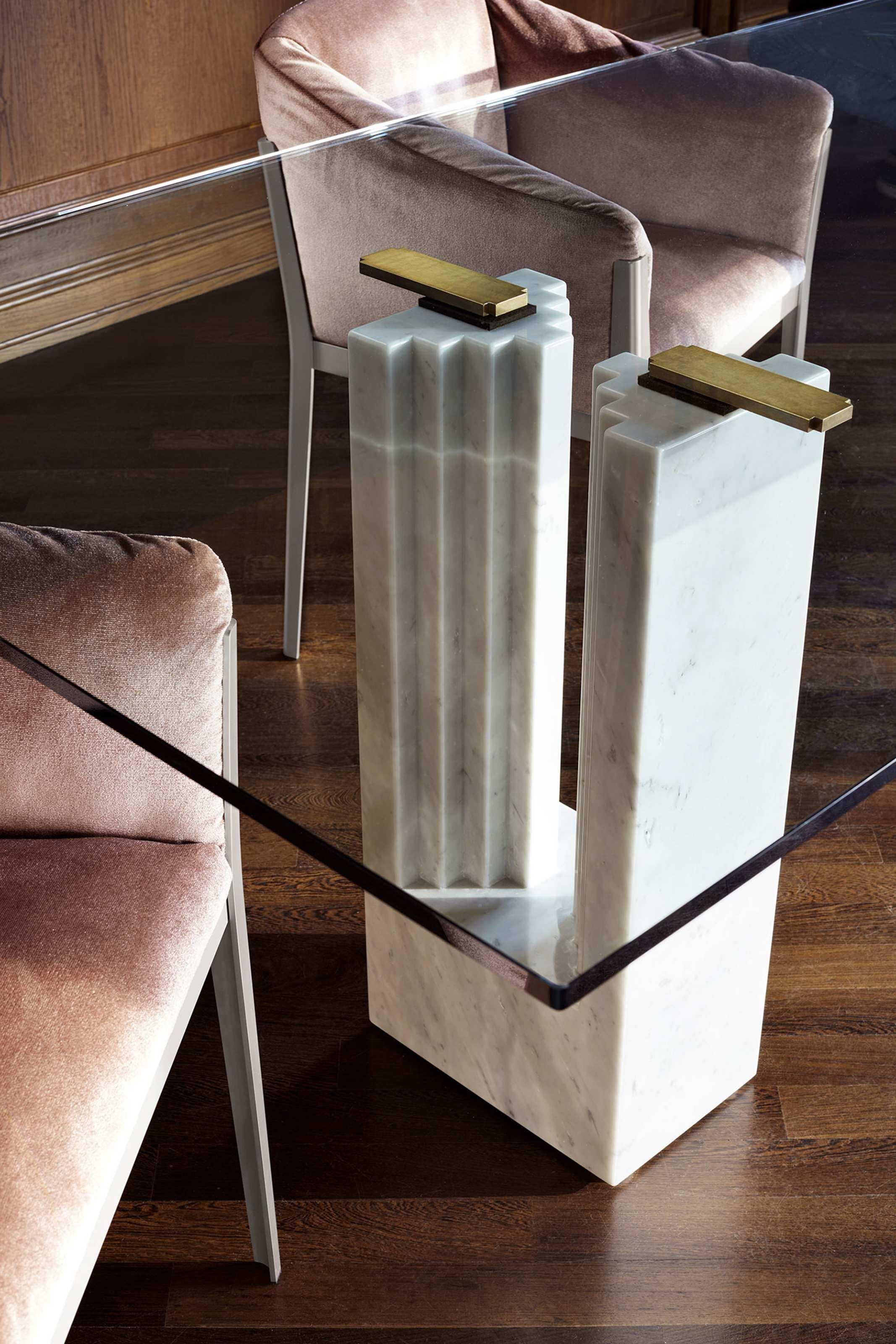 Marcel Breuer y Carlo Scarpa Mesa Delfi de mármol y cristal 
Fabricado por Cassina (Italia)

ELEGANCIA DE LÍNEAS

La mesa de diseño con tablero rectangular refleja el rediseño de un modelo racionalista creado por Marcel Breuer en la década de