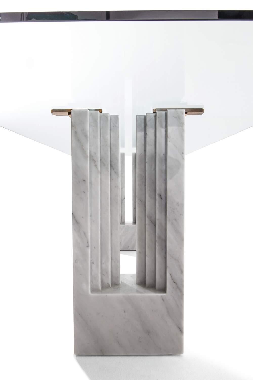 Marcel Breuer y Carlo Scarpa Mesa Delfi Para Cassina

La mesa de diseño con tablero rectangular refleja el rediseño de un modelo racionalista creado por Marcel Breuer en la década de 1930.

Delfi es una pieza escultórica diseñada por Carlo Scarpa