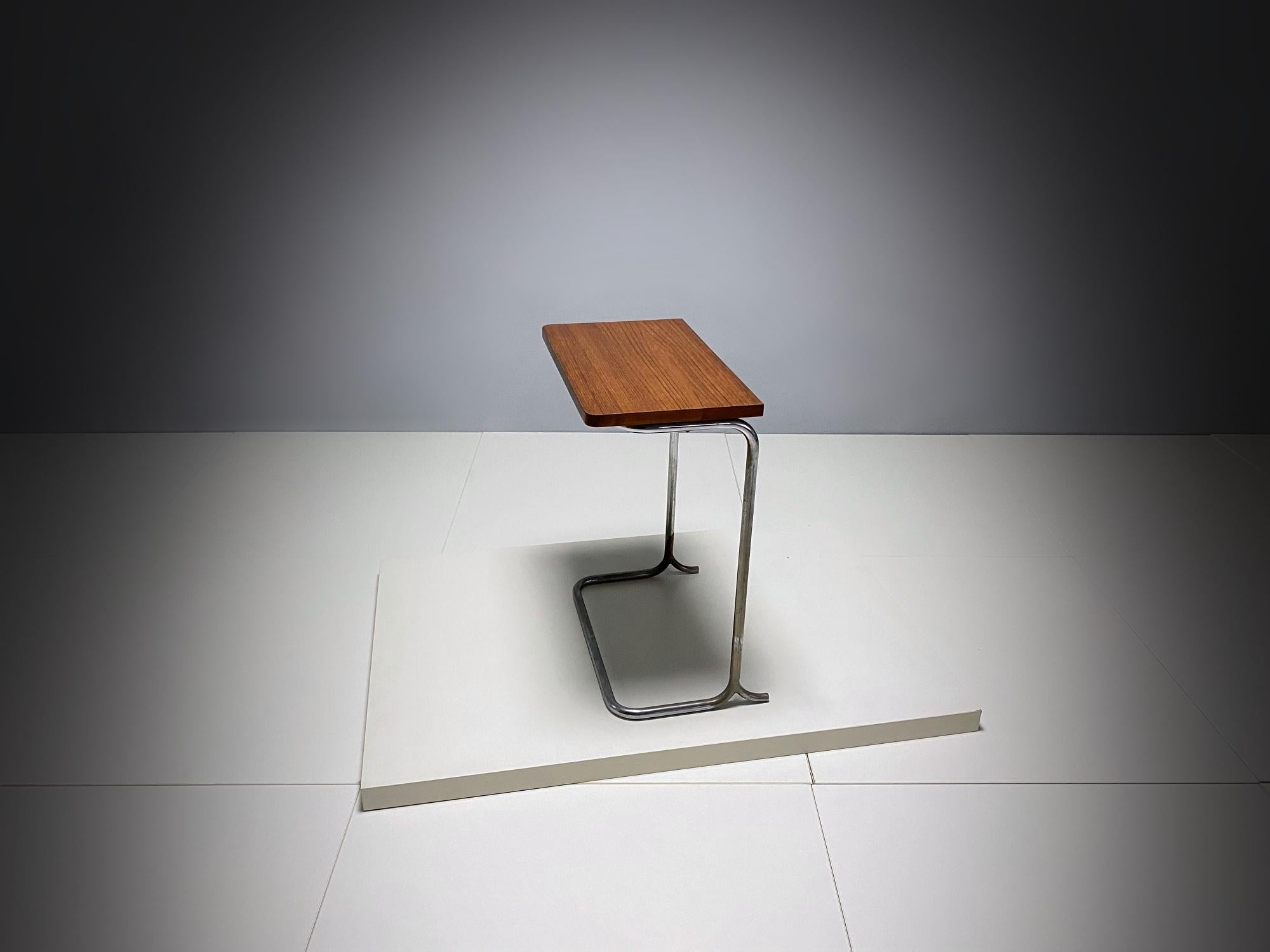 Belle console Bauhaus attribuée à Marcel Breuer, fabriquée à la main dans les années 1920, en Allemagne. La table est composée d'un tube en acier nickelé et d'un plateau en bois de noyer. La finition des pieds en forme de 