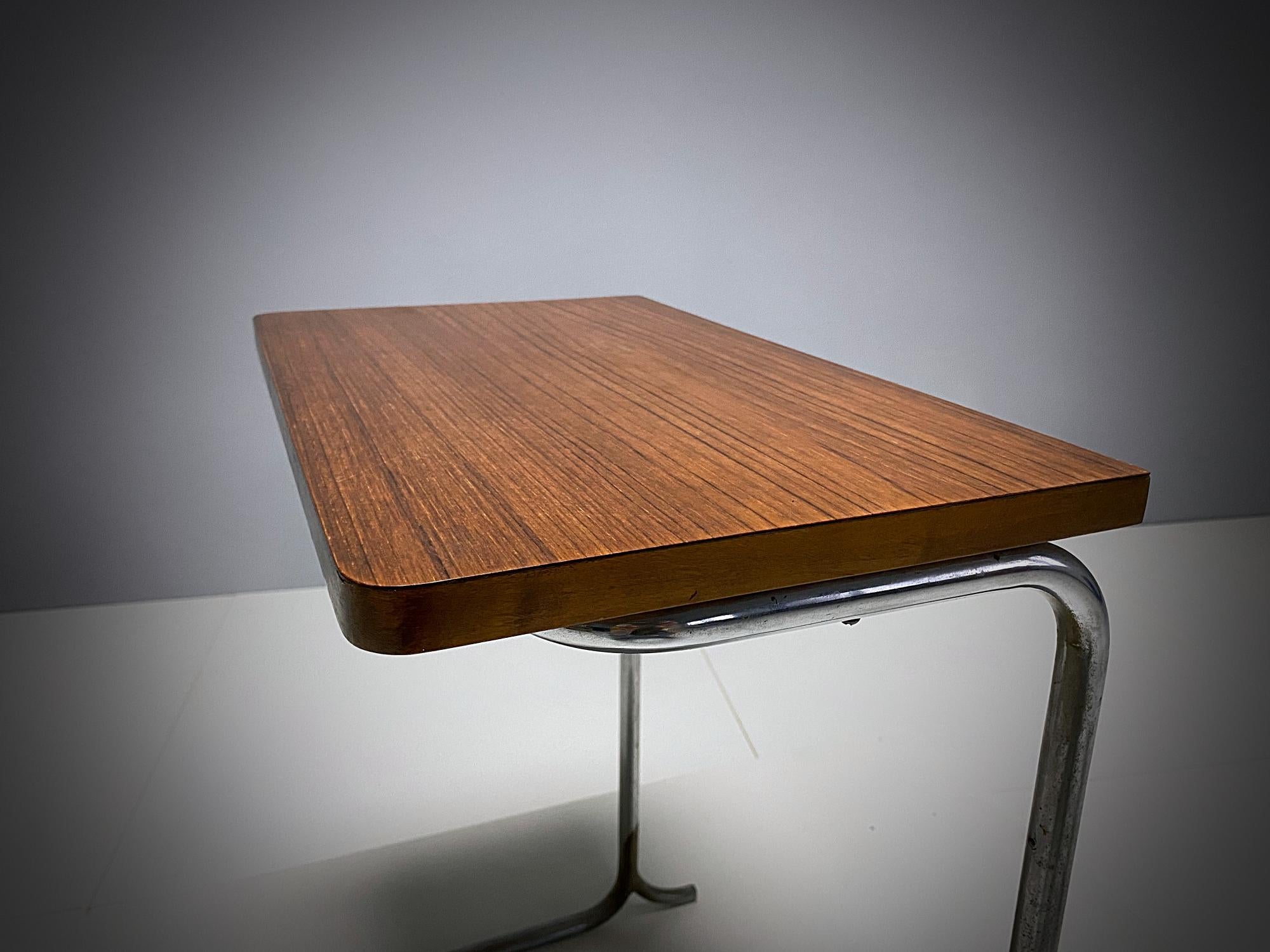 Marcel Breuer Attributed Bauhaus Nickel-Plated Steel & Walnut Side Table, 1920s In Good Condition For Sale In Biebergemund, Hessen