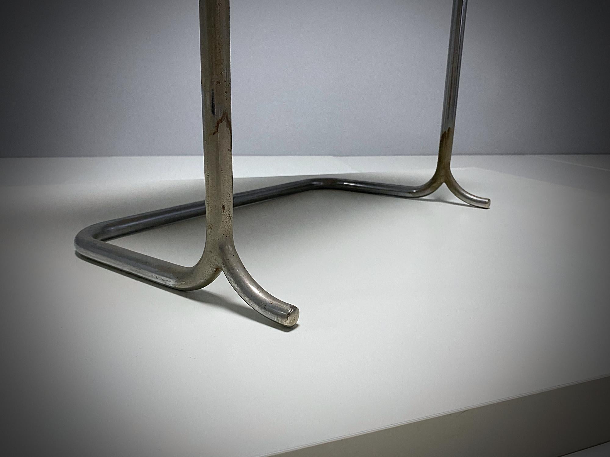 Noyer Table d'appoint en acier nickelé et noyer, attribuée à Marcel Breuer pour Bauhaus, années 1920 en vente