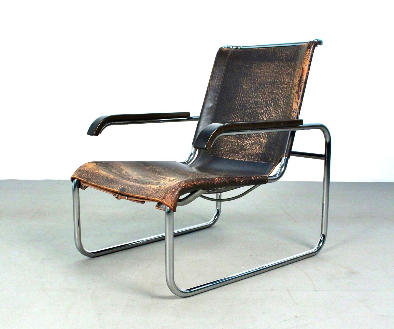 Early B35 lounge chair designed by Marcel Breuer in 1928 and manufactured by Thonet (marked in the frame and in the leather seat). Made in tubular steel and upholstered in its original leather with its great vintage patina.