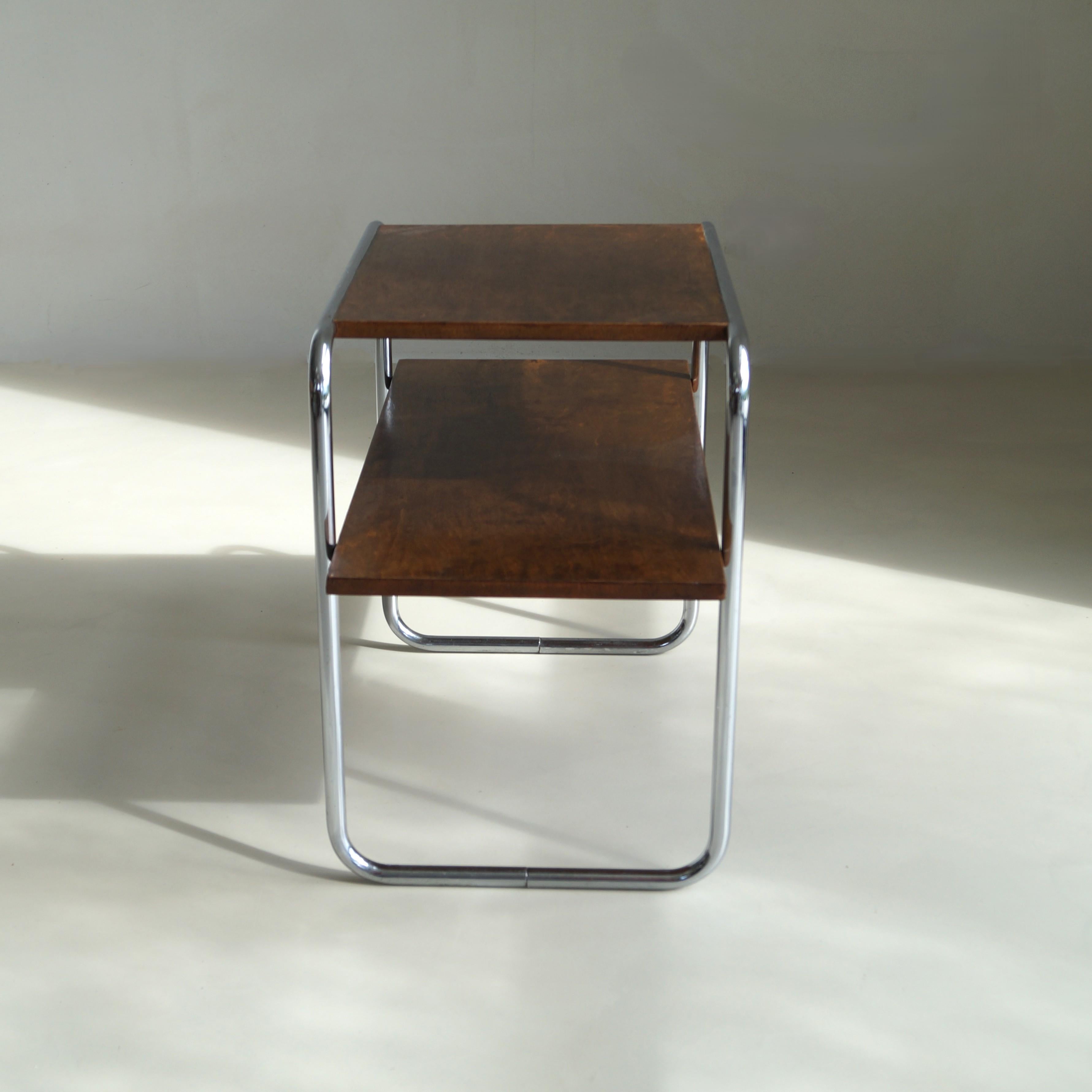 Mesa B12 de Marcel Breuer, bajo licencia Thonet por 