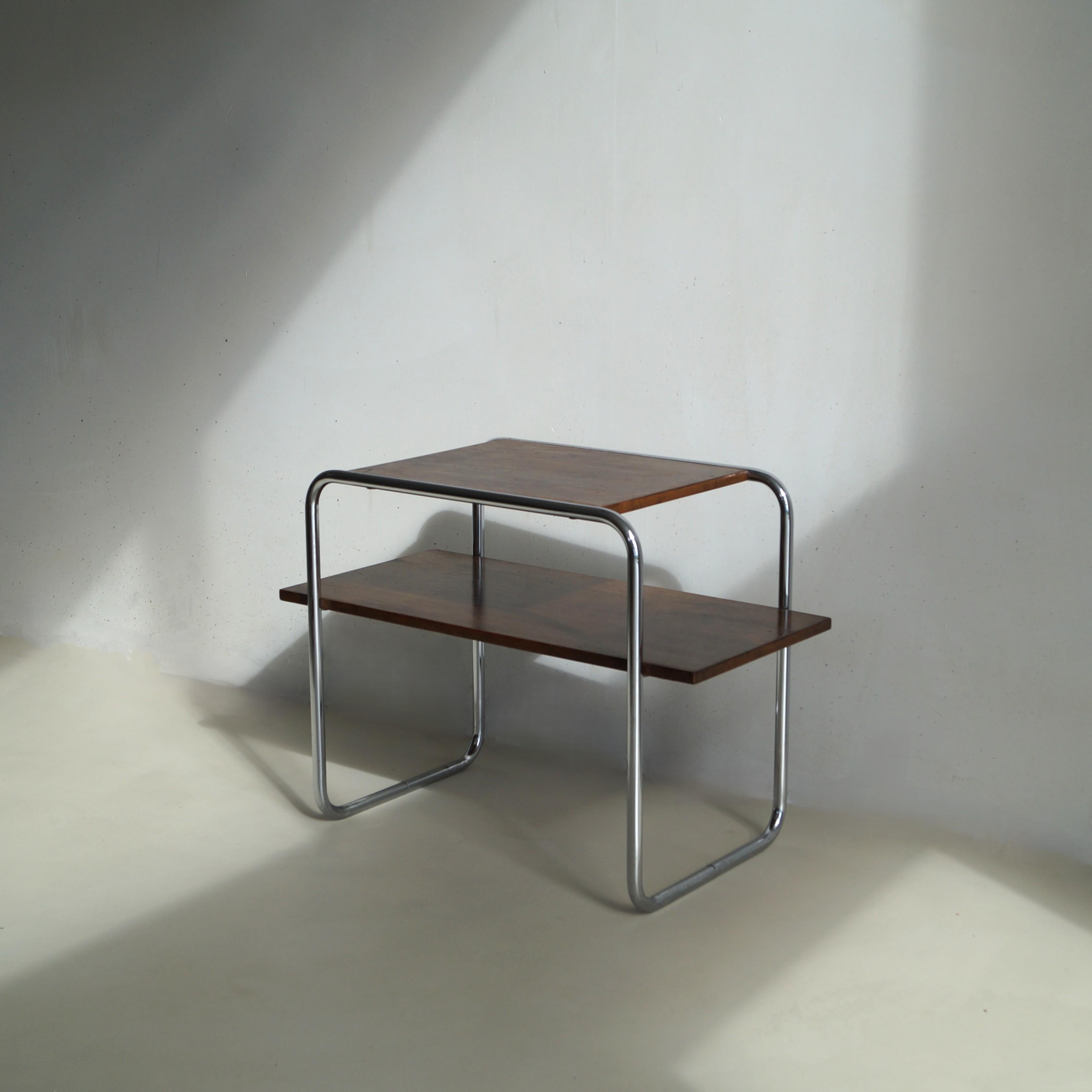 Mesa B12 de Marcel Breuer, bajo licencia Thonet por 