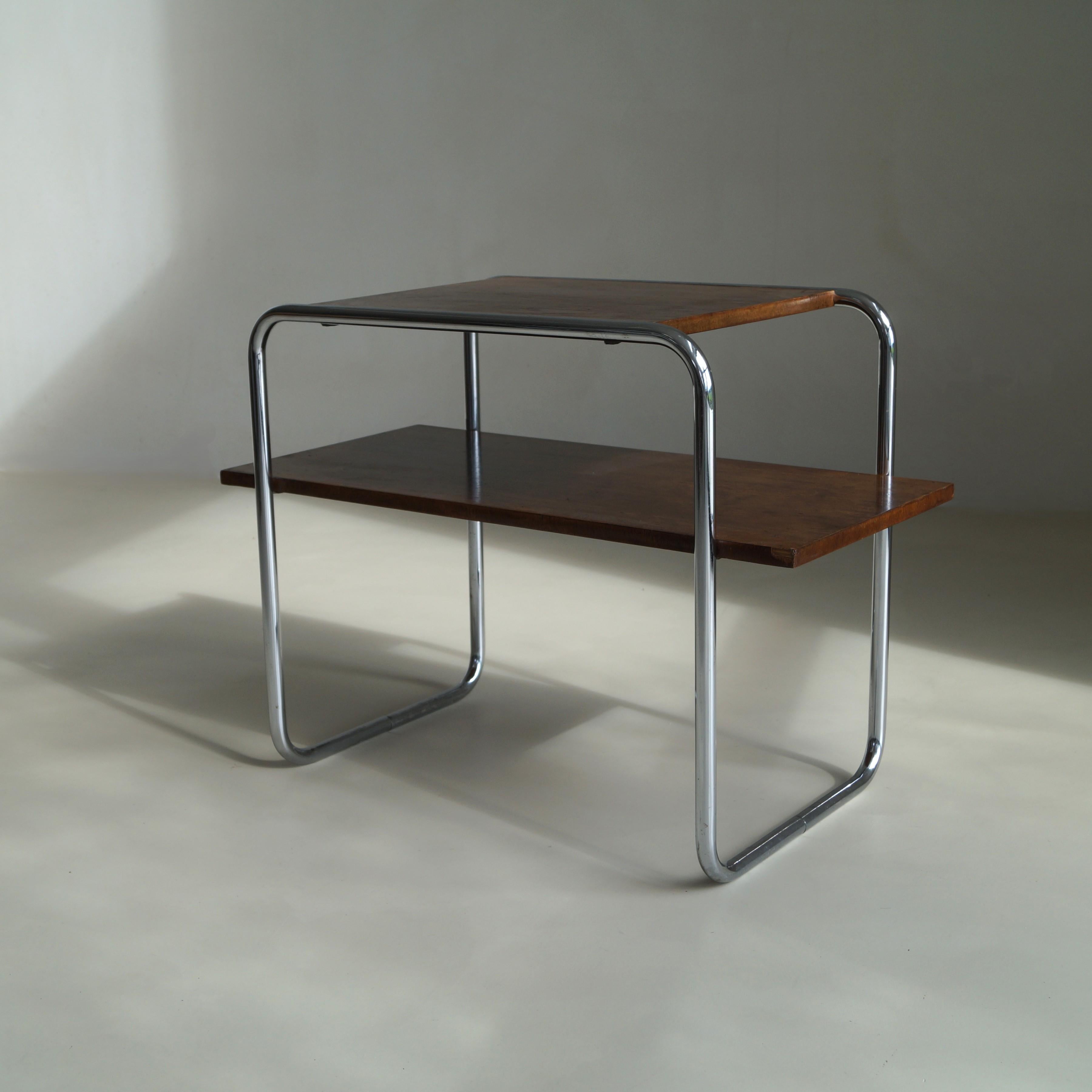La icónica consola o mesa auxiliar B12, de acero tubular y madera chapada, diseñada por Marcel Breuer en 1928. Este modelo ya no se fabrica. La característica distintiva de la B12 es que el estante inferior es más largo que el superior.

Esta tabla