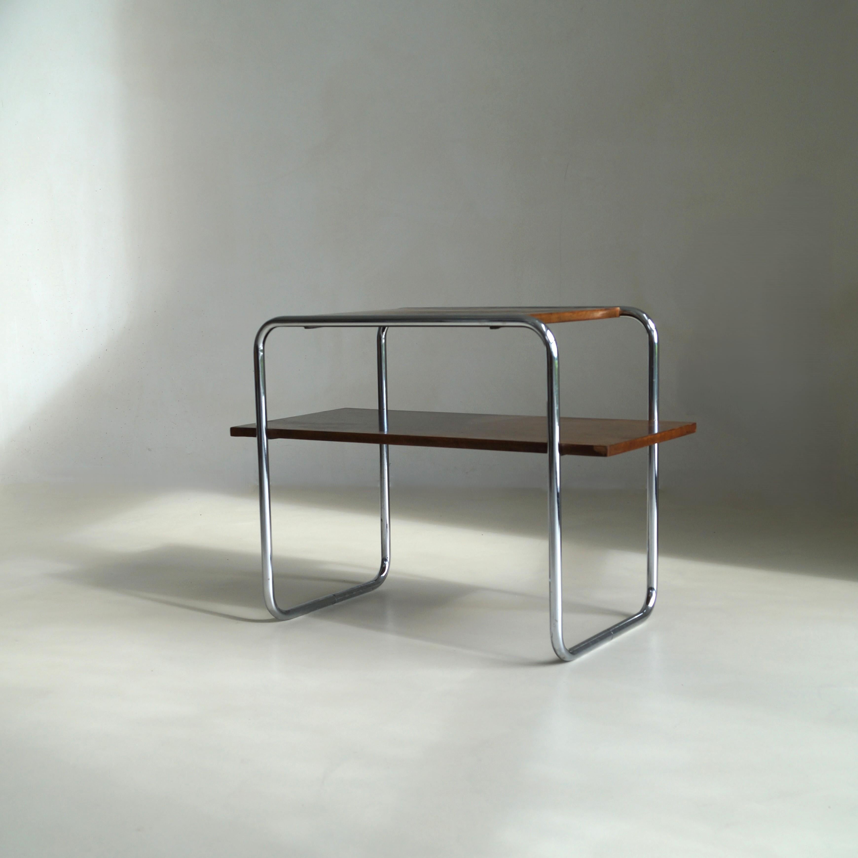 Mesa B12 de Marcel Breuer, bajo licencia Thonet por 