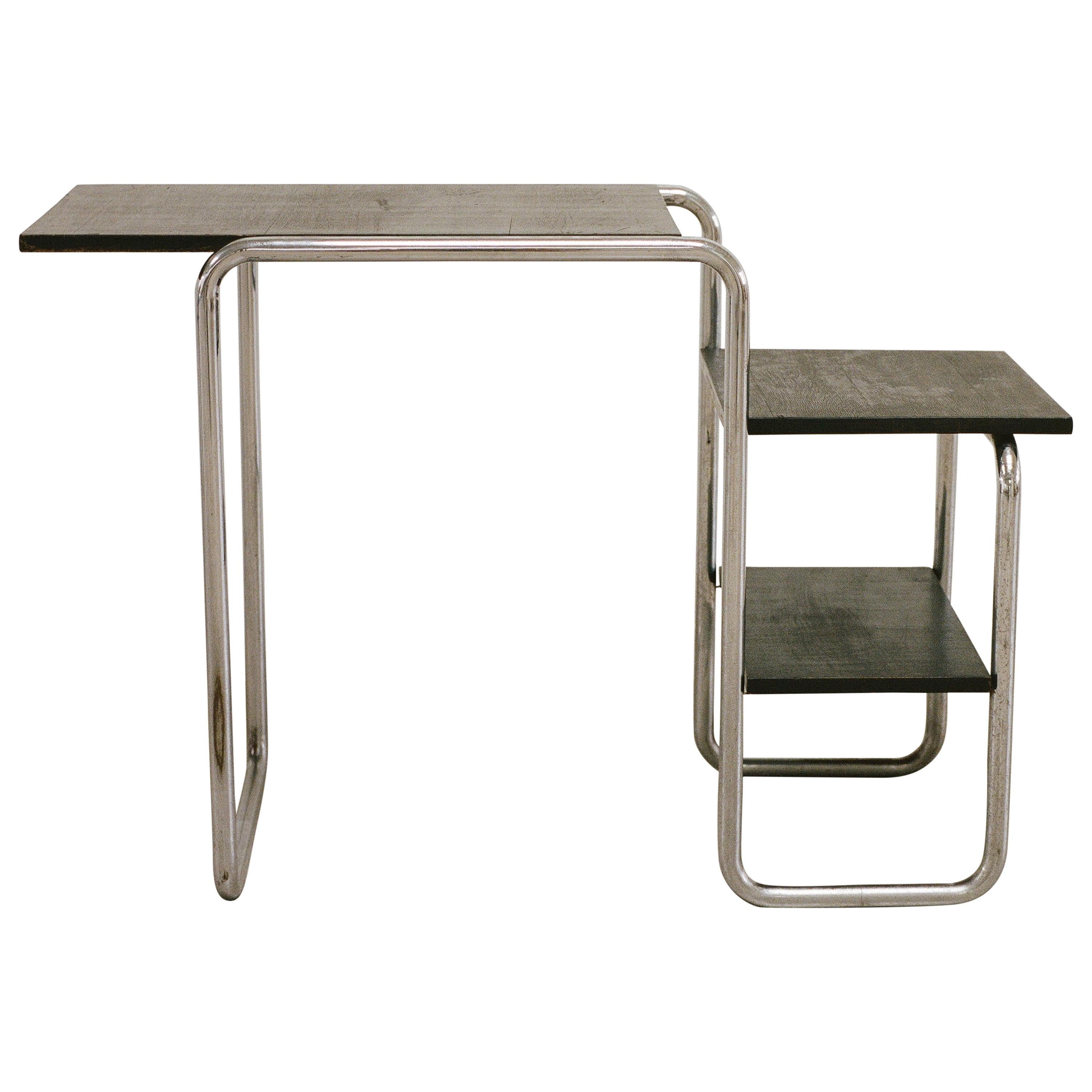 1925 ließ sich Marcel Breuer von den Lenkern seines Fahrrads inspirieren und schlug vor, Möbel aus demselben MATERIAL herzustellen: Stahlrohr, das leicht, stabil, federnd und wirtschaftlich ist. Nach der Absage der Fahrradfirma Adler wandte sich