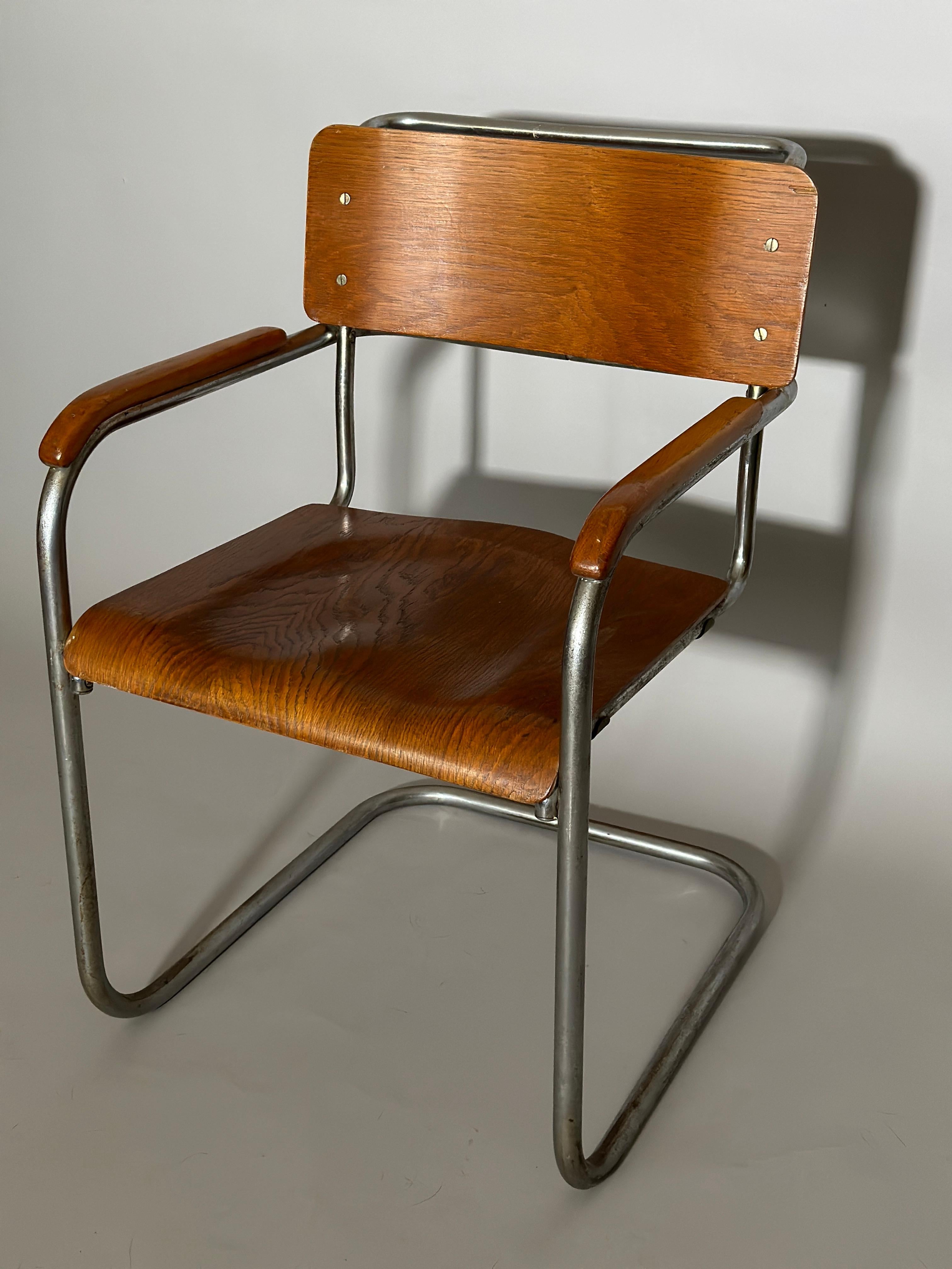 Der Stuhl B34 von Marcel Breuer wurde 1930 in der Tschechoslowakei für das Geschäft Bata Snofmaner hergestellt.