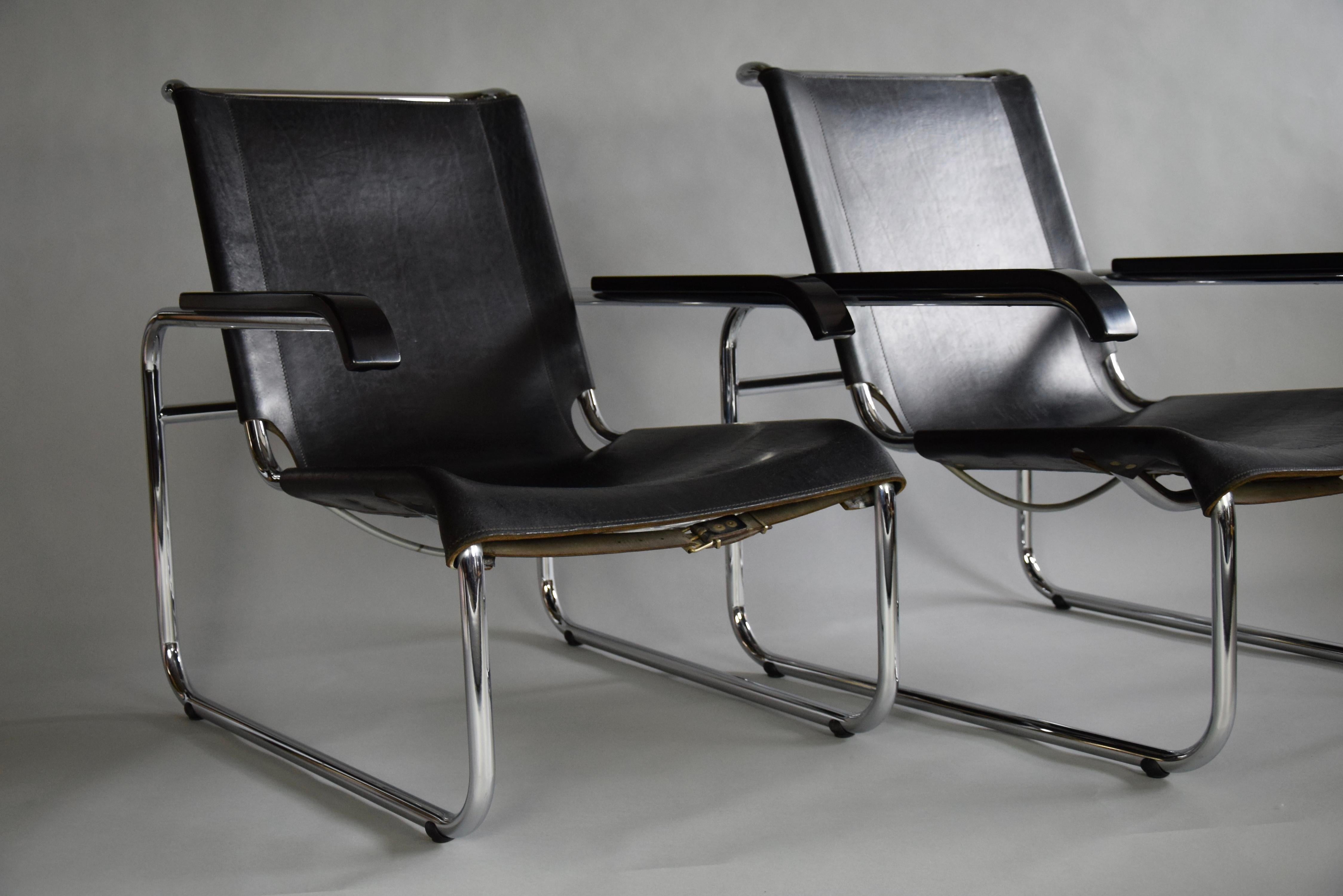 Belle paire de chaises longues B35 provenant du premier propriétaire qui les a achetées au début des années 1970. Les accoudoirs et le cadre tubulaire chromé ont été polis et le cuir a été traité avec un produit de polissage pour cuir. Les chaises